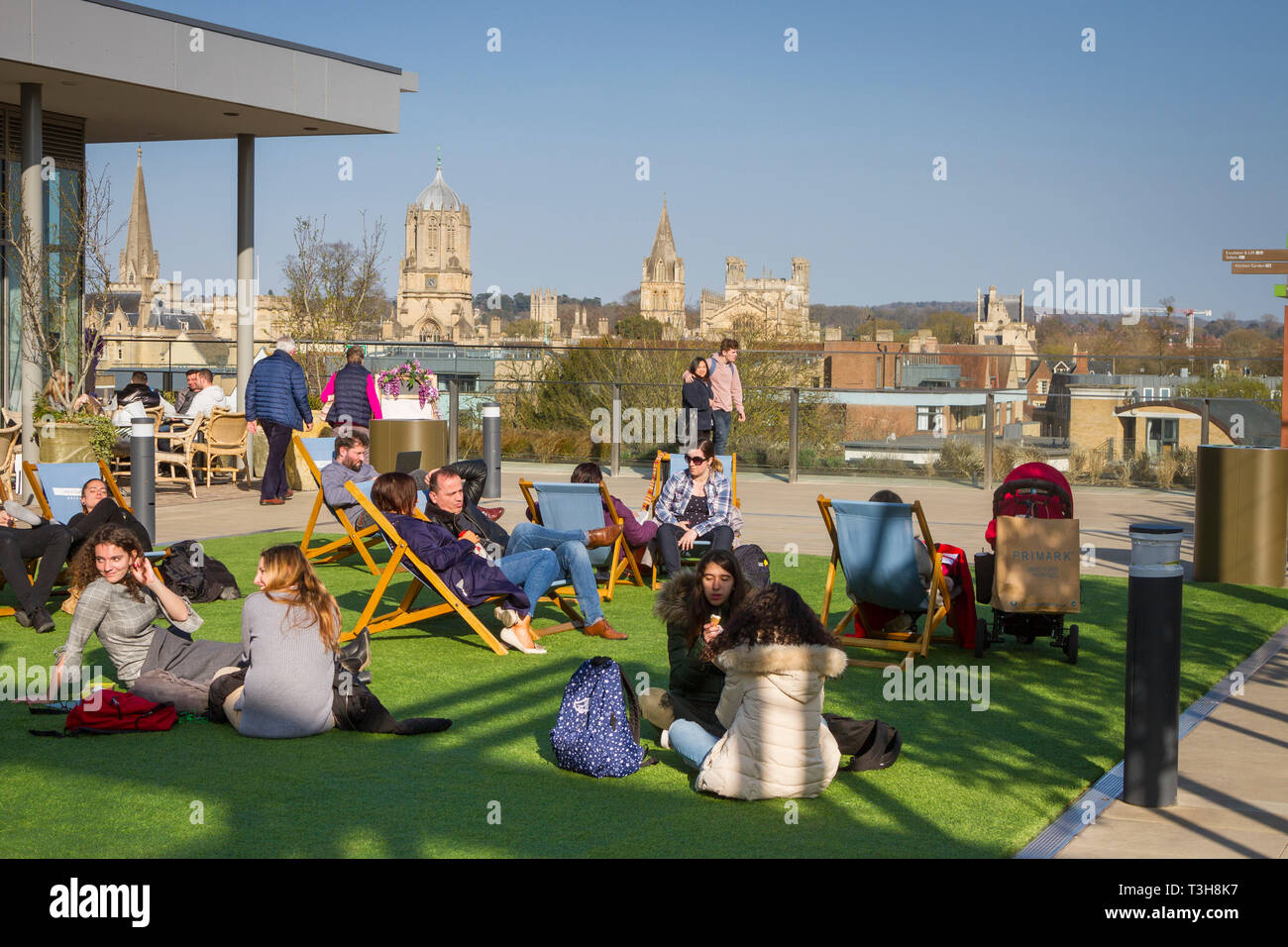 Le jardin sur le toit du nouveau centre commercial Westgate, Oxford avec Tom tour derrière. Editorial seulement. Banque D'Images