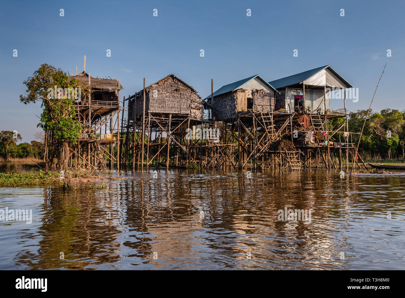 Des maisons sur pilotis dans un village de pêcheurs, près du lac Tonle Sap, Cambodge Banque D'Images