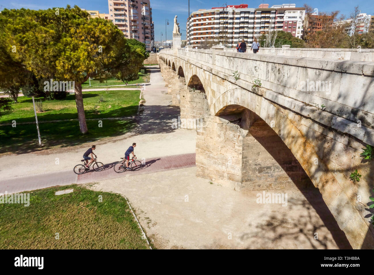 Valence cyclistes sous pont Pont de Sant Josep Segle XVI, Valencia Turia jardins Valence Espagne vélo ville Europe parc de la ville personnes vélo chemin Banque D'Images