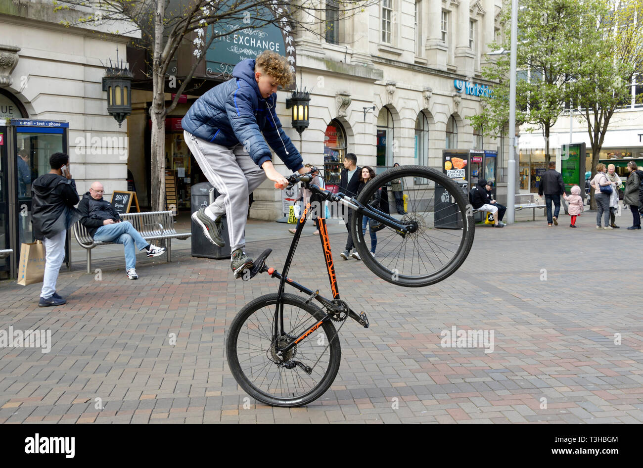 Jeune homme, faisant wheely sur vélo, dans la ville de Nottingham. Banque D'Images