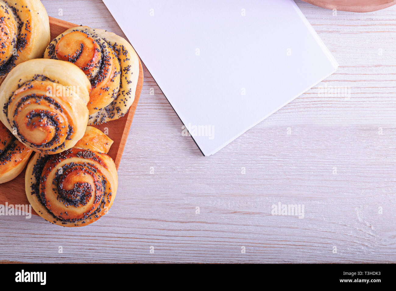 Pâques, des pâtisseries sucrées. Petits pains aux graines de pavot. Banque D'Images Pâques, des pâtisseries sucrées. Petits pains aux graines de pavot. Banque D'Images