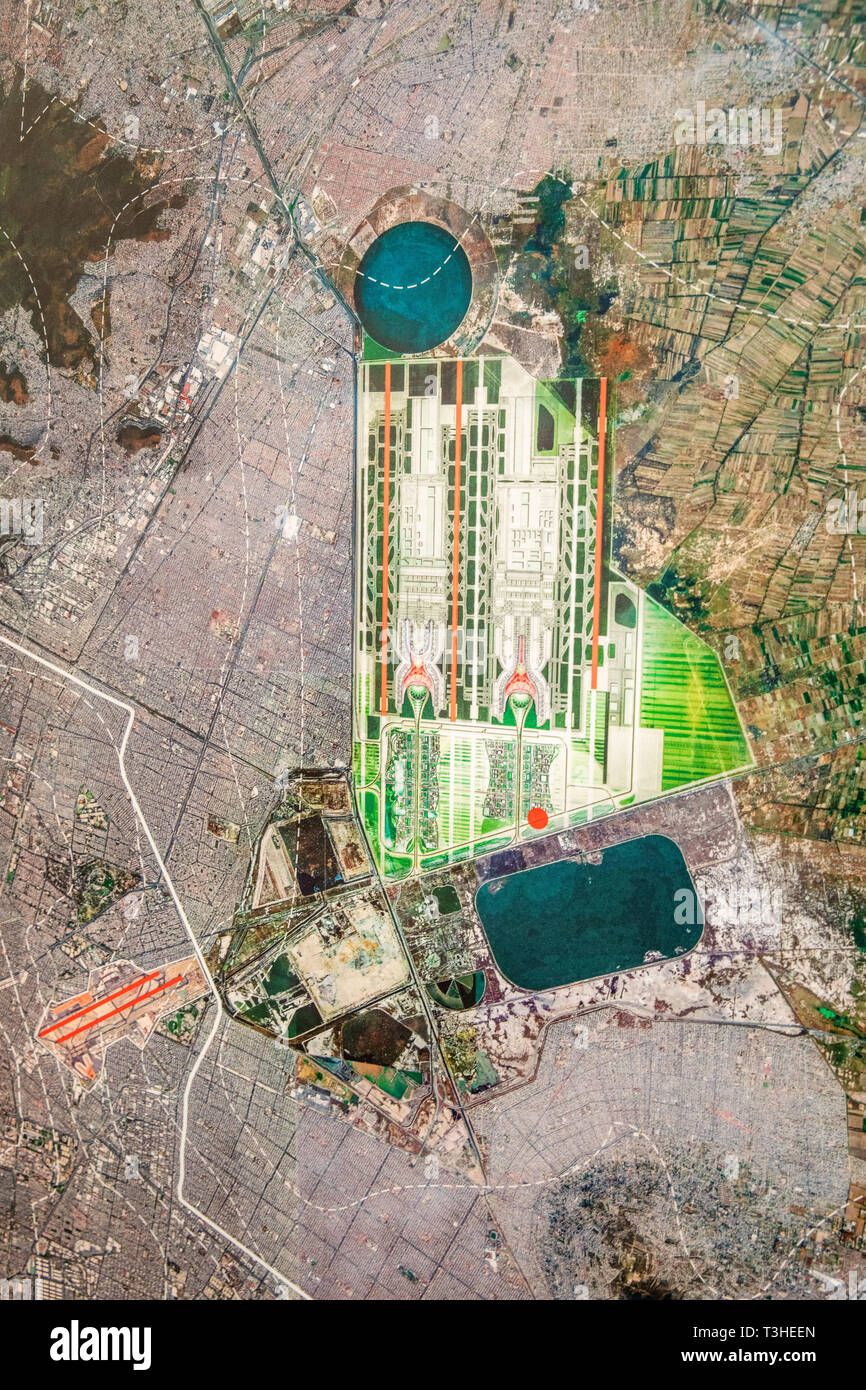 Une carte illustrant le nouvel aéroport international de Mexico (MCNPA) et l'Aéroport International de Mexico (MEX) au siège du projet MCNPA à Texcoco (Mexique), le mardi 6 novembre 2018. Le président nouvellement élu du Mexique Manuel Lopez Obrador Andreas annulé ce projet à l'automne 2018, alors qu'il était au milieu de la construction. L'aéroport a été défini pour remplacer le vieillissant de l'aéroport international Benito Juarez. Banque D'Images