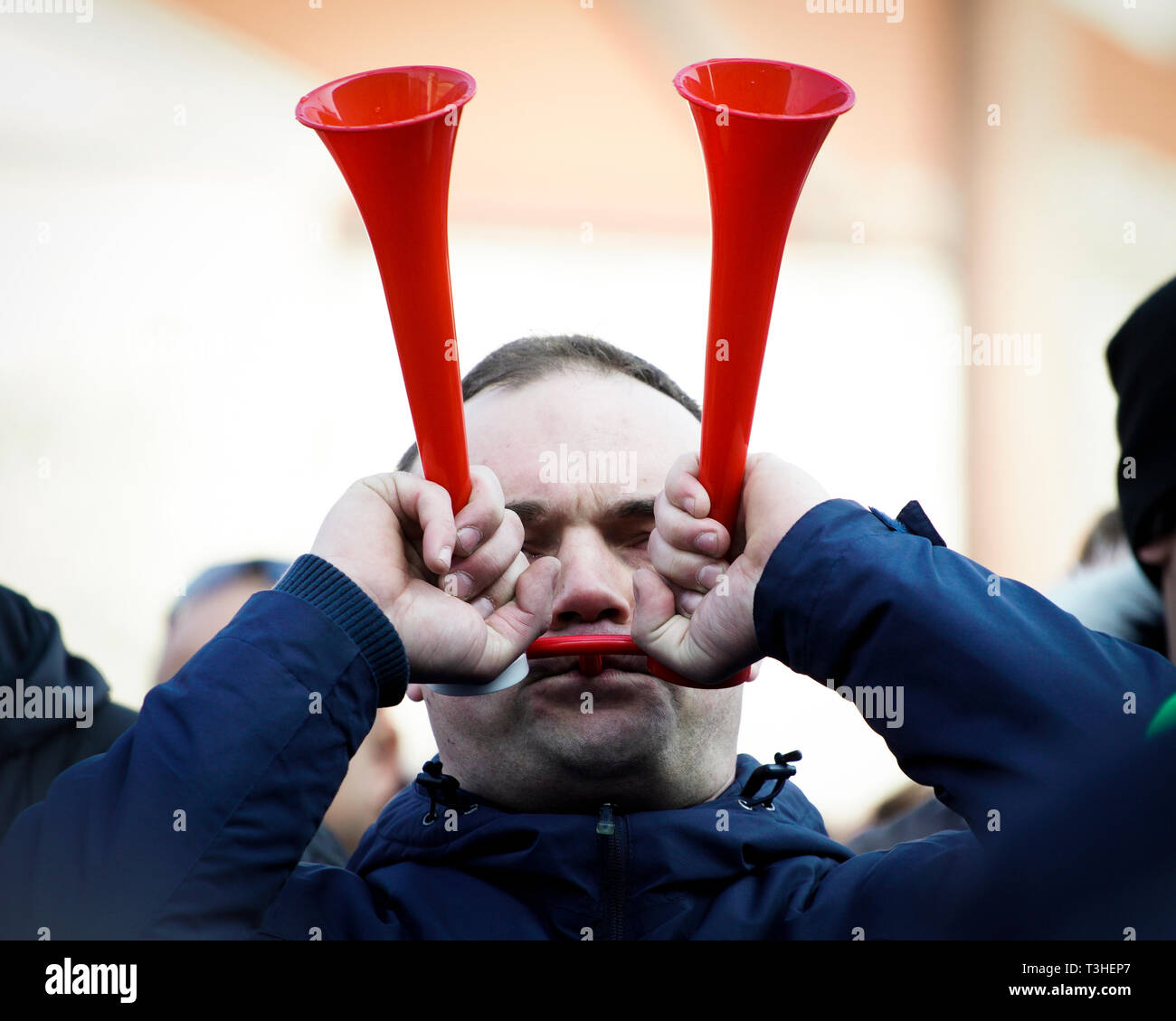 Un manifestant vu blowing horns lors d'une super manifestation devant le ministère de l'économie. Les chauffeurs de taxi manifestent dans une ligne de commande pour le gouvernement de modifier la loi concernant les services de covoiturage. Uber et d'autres application en fonction des services de taxi sont gravement affecter les revenus des chauffeurs de taxi régulier qui veulent les mêmes règles s'appliquent aux deux. Banque D'Images