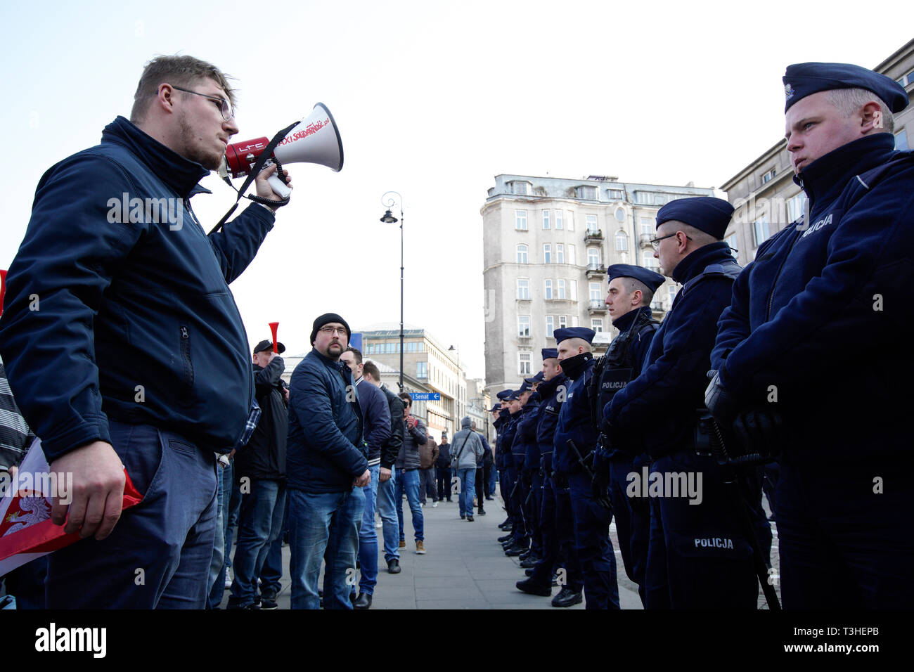 Les agents de police sont vus montent la garde devant les chauffeurs de taxi pour protester contre le ministère de l'économie. Les chauffeurs de taxi manifestent dans une ligne de commande pour le gouvernement de modifier la loi concernant les services de covoiturage. Uber et d'autres application en fonction des services de taxi sont gravement affecter les revenus des chauffeurs de taxi régulier qui veulent les mêmes règles s'appliquent aux deux. Banque D'Images