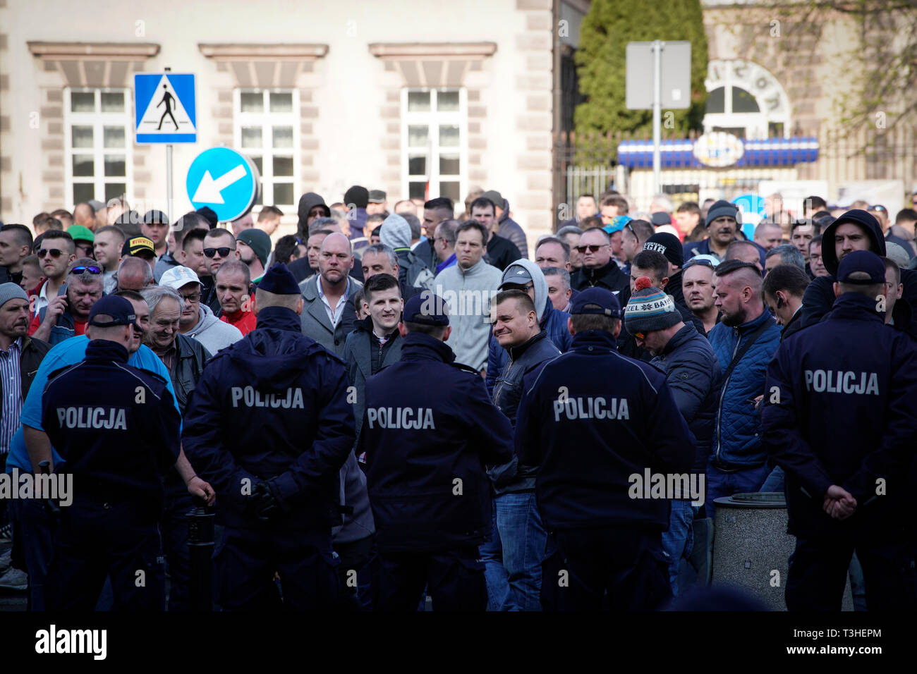 Les agents de police sont vus montent la garde devant les chauffeurs de taxi pour protester contre le ministère de l'économie. Les chauffeurs de taxi manifestent dans une ligne de commande pour le gouvernement de modifier la loi concernant les services de covoiturage. Uber et d'autres application en fonction des services de taxi sont gravement affecter les revenus des chauffeurs de taxi régulier qui veulent les mêmes règles s'appliquent aux deux. Banque D'Images