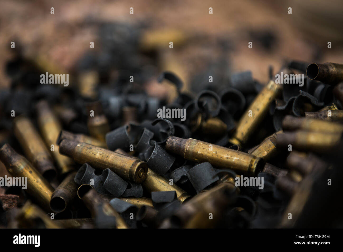 Titine CAMP, Jordanie (4 avril 2019) a passé de boyaux en laiton 7.62mm tours, le feu par Marines avec 5e Peloton, la Compagnie Charlie, l'équipe de sécurité de la flotte de l'Antiterrorisme, du Commandement central (FASTCENT), reposent sur le sol. FASTCENT fournit des forces de sécurité et d'antiterrorisme expéditionnaire aux ambassades, consulats et autres biens nationaux essentiels dans toute la région. (U.S. Marine Corps photo par le Sgt. Aaron S. Patterson/libérés) Banque D'Images