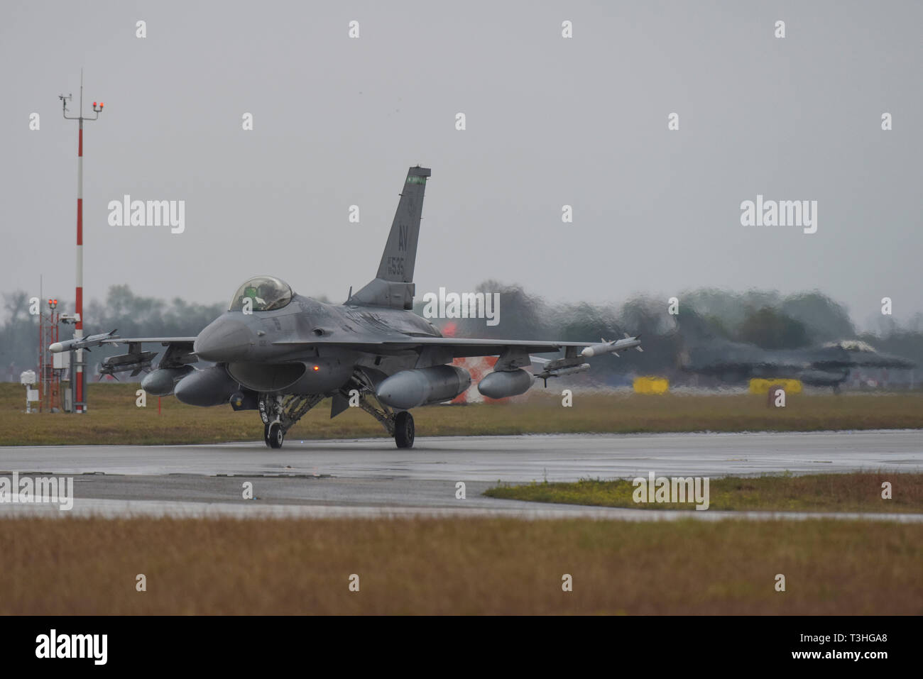 Un F-16C Fighting Falcon du 555e Escadron de chasse revient de l'African Lion 19 le 4 avril 2019 à la base aérienne d'Aviano, en Italie. L'équipe conjointe de Corps des Marines des États-Unis, U.S. Air Force, US Navy et la formation de l'armée américaine ensemble est une occasion unique de travailler ensemble en vue de répondre aux crises futures dans le monde entier. (U.S. Photo de l'Armée de l'air par la Haute Airman Valerie Halbert) Banque D'Images