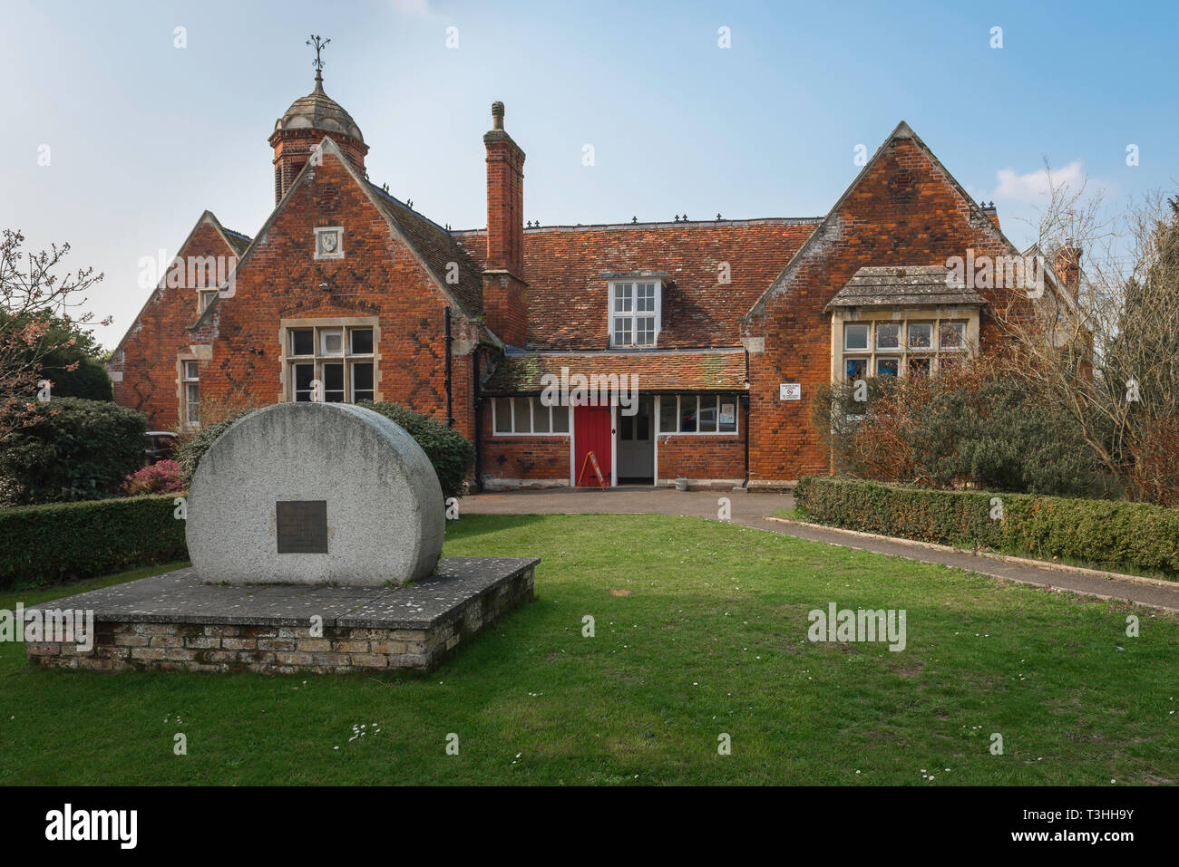 Vue de l'ancienne école du village de bâtiment Long Melford, Suffolk, Angleterre, Royaume-Uni. Banque D'Images
