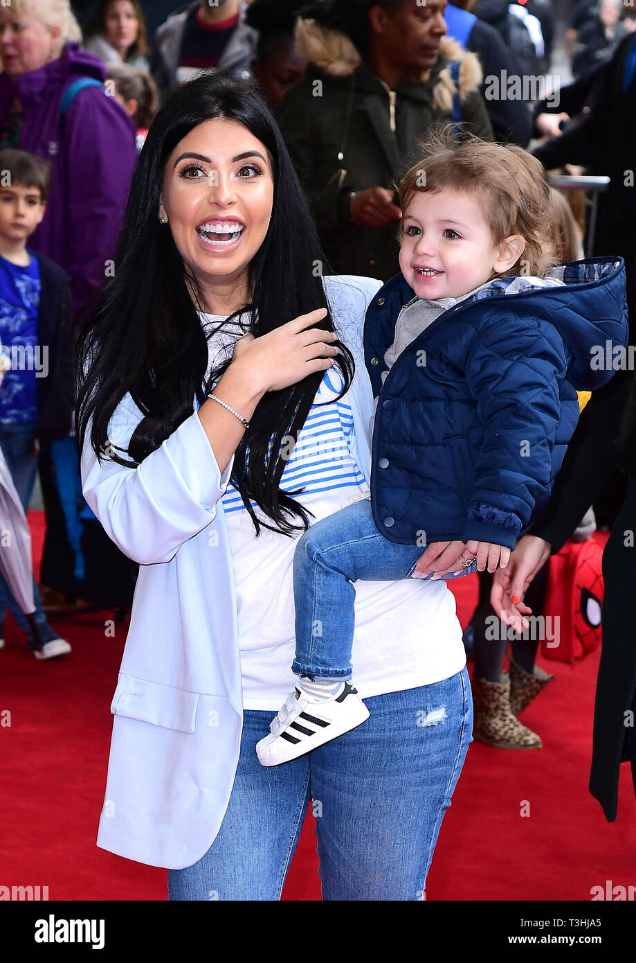 Cara de la Hoyde avec fils Fred assistant à la représentation de où est Peter Rabbit ? Au Theatre Royal Haymarket, Londres. Banque D'Images