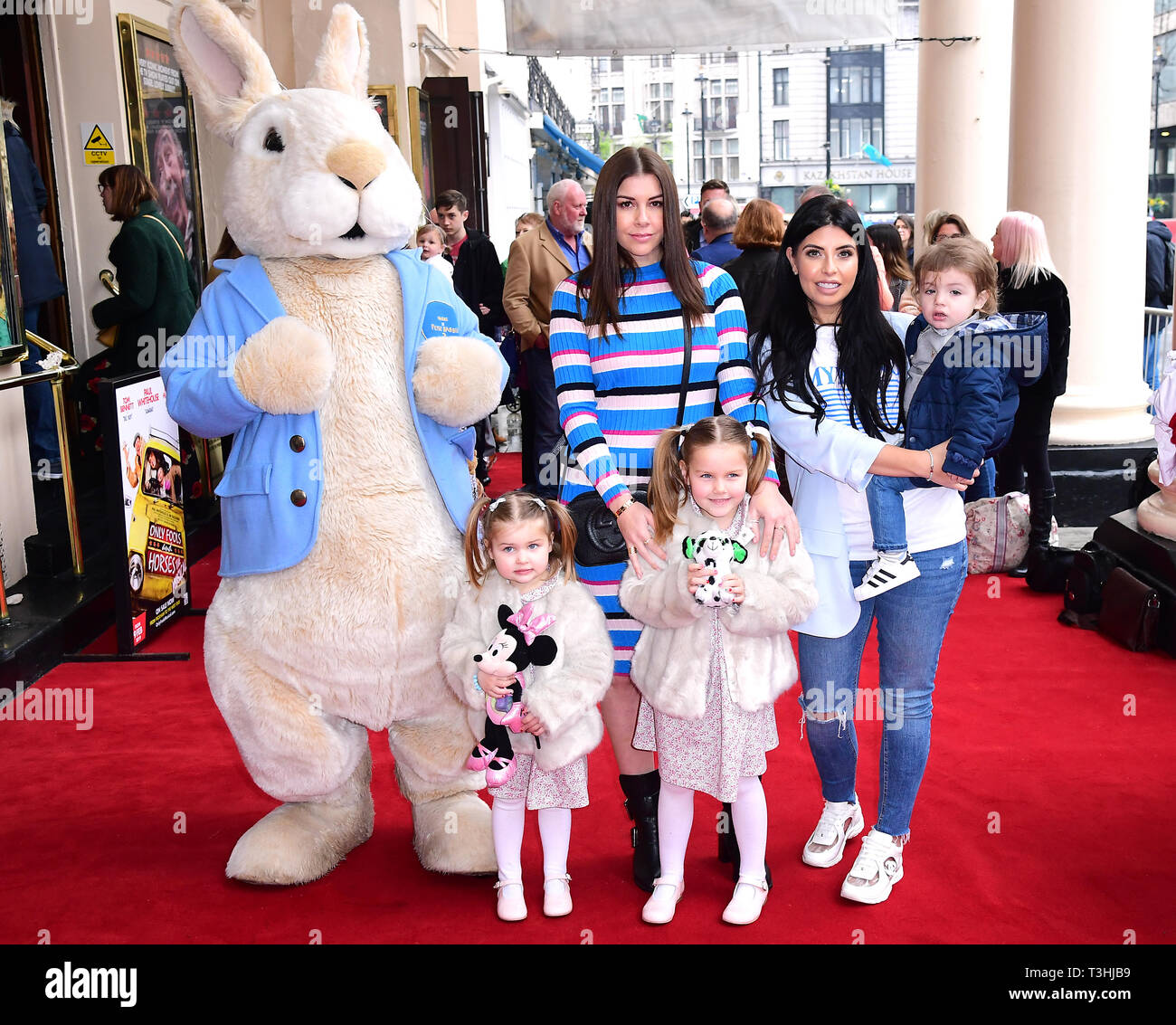 Imogen Thomas (centre) et Cara de la Hoyde avec les enfants qui fréquentent le gala de l'endroit où est Peter Rabbit ? Au Theatre Royal Haymarket, Londres. Banque D'Images