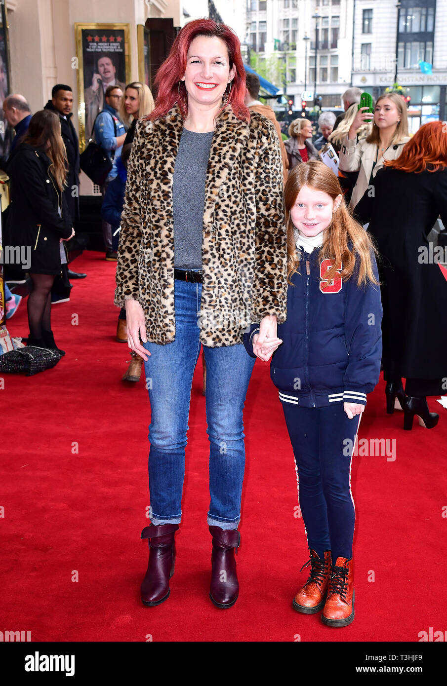 Lucy Montgomery et fille assistant à la représentation de où est Peter Rabbit ? Au Theatre Royal Haymarket, Londres. Banque D'Images