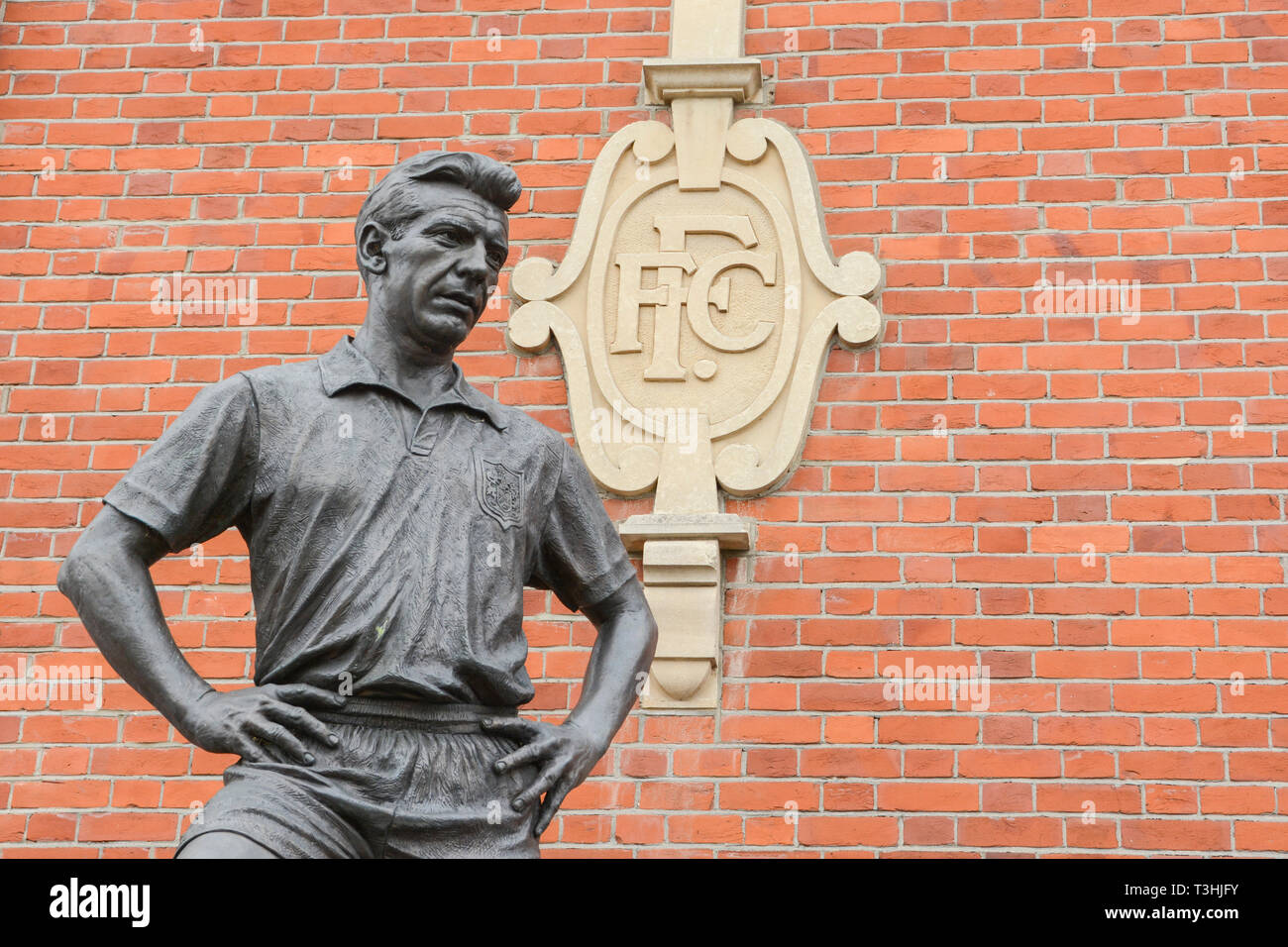 Statue ot Johnny Haynes, le Maestro, à l'extérieur de Craven Cottage la maison de Fulham Football Club, Fulham, West London, UK Banque D'Images