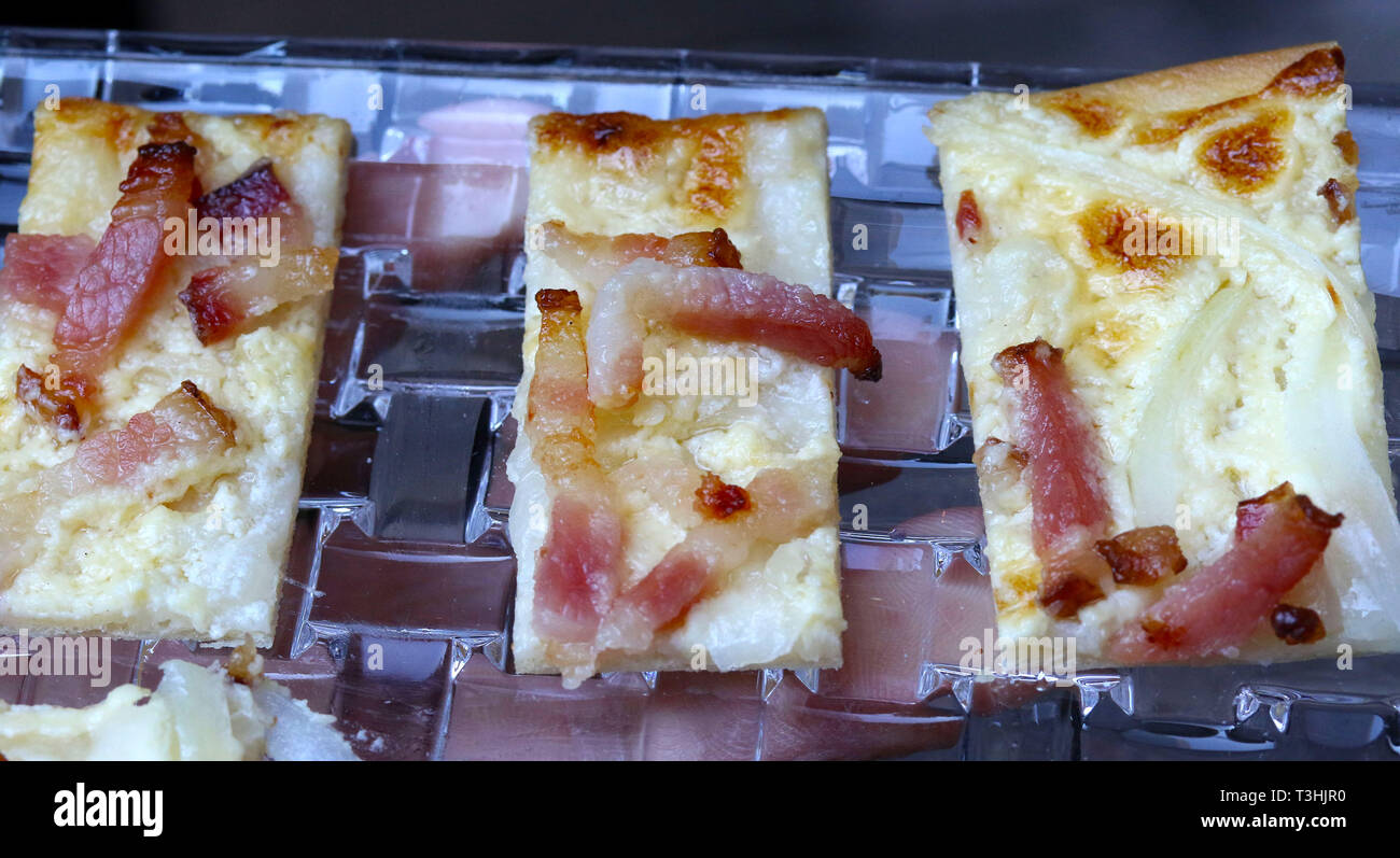 Mini pizzas desserts avec fromage et jambon sur un plat en cristal Banque D'Images