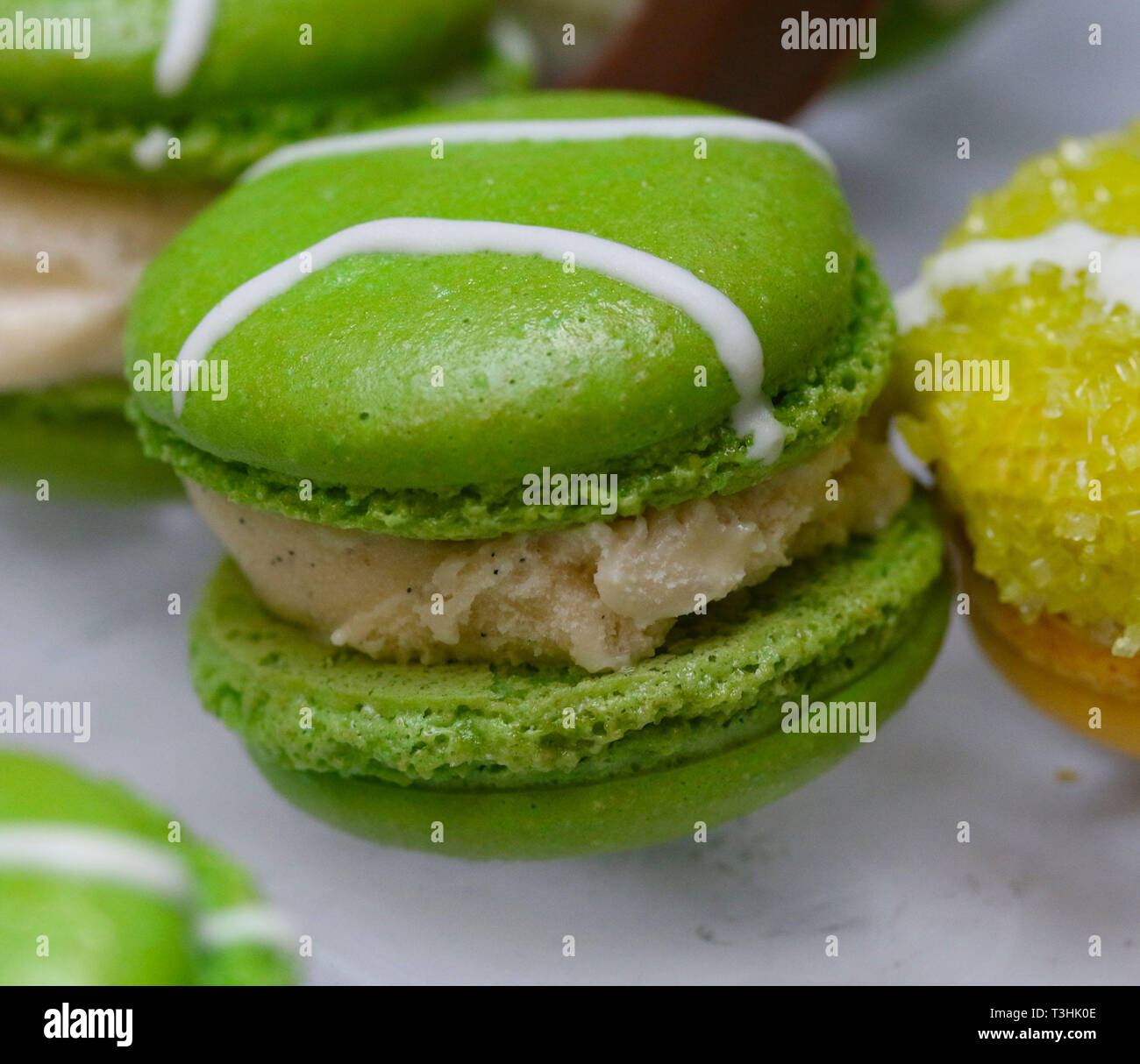 Macarons vert hor' d'oeuvres remplies de glace vanille sur un plat en verre de cristal Banque D'Images