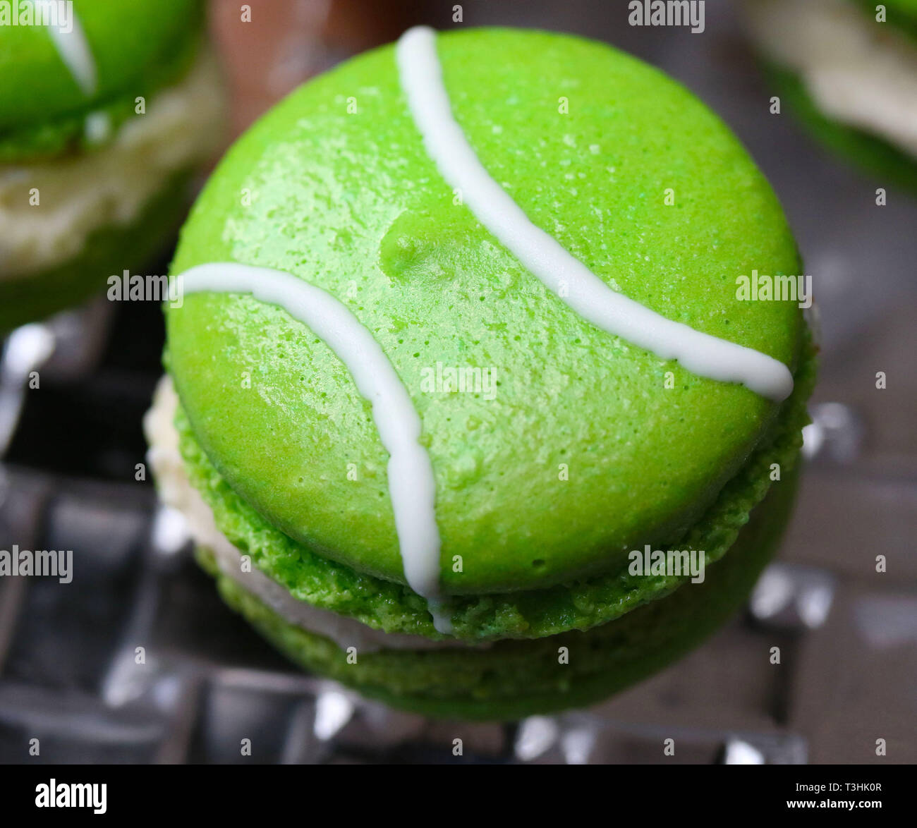 Macarons vert hor' d'oeuvres remplies de glace vanille sur un plat en verre de cristal Banque D'Images