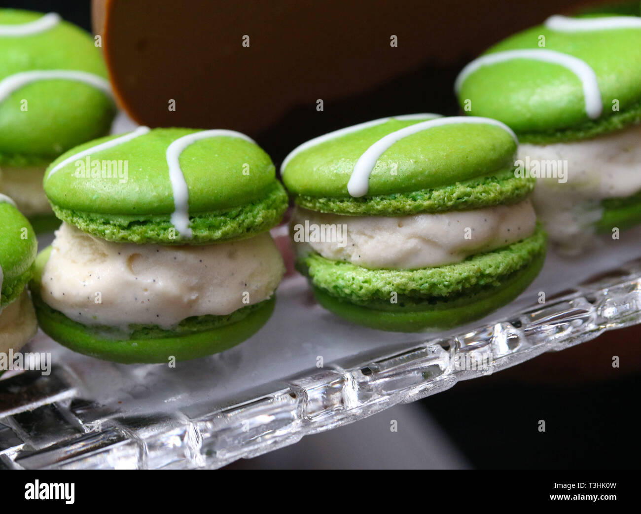 Macarons vert hor' d'oeuvres remplies de glace vanille sur un plat en verre de cristal Banque D'Images