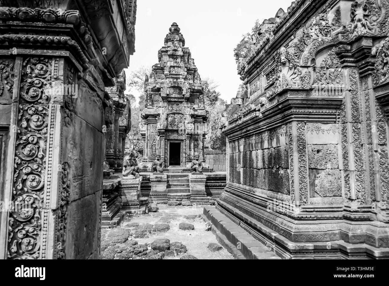 L'extérieur de pierres finement sculptés dans la cour de temple de Banteay Srei. Également connu sous le nom de Temple de la femme, à Siem Reap, Cambodge en B&W. Banque D'Images