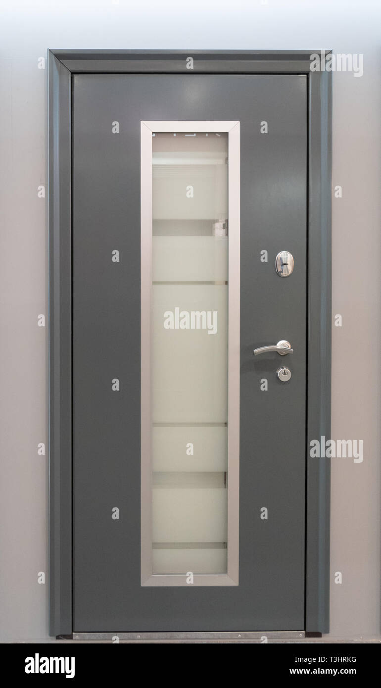 Chambre de luxe en couleur gris avec porte fenêtre transparente Banque D'Images