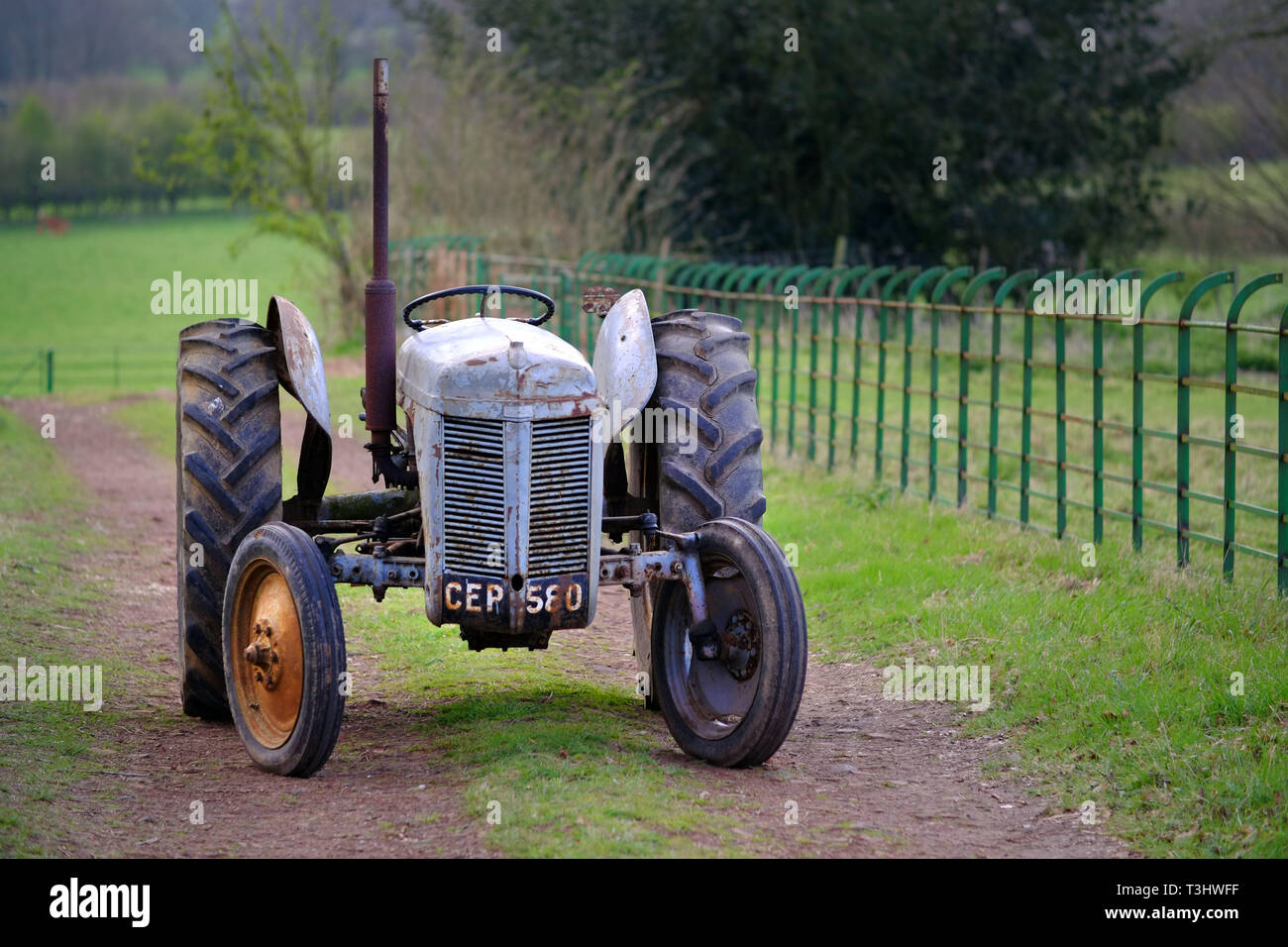 Tracteur Bleu Et Gris Banque De Photographies Et D Images A Haute Resolution Alamy