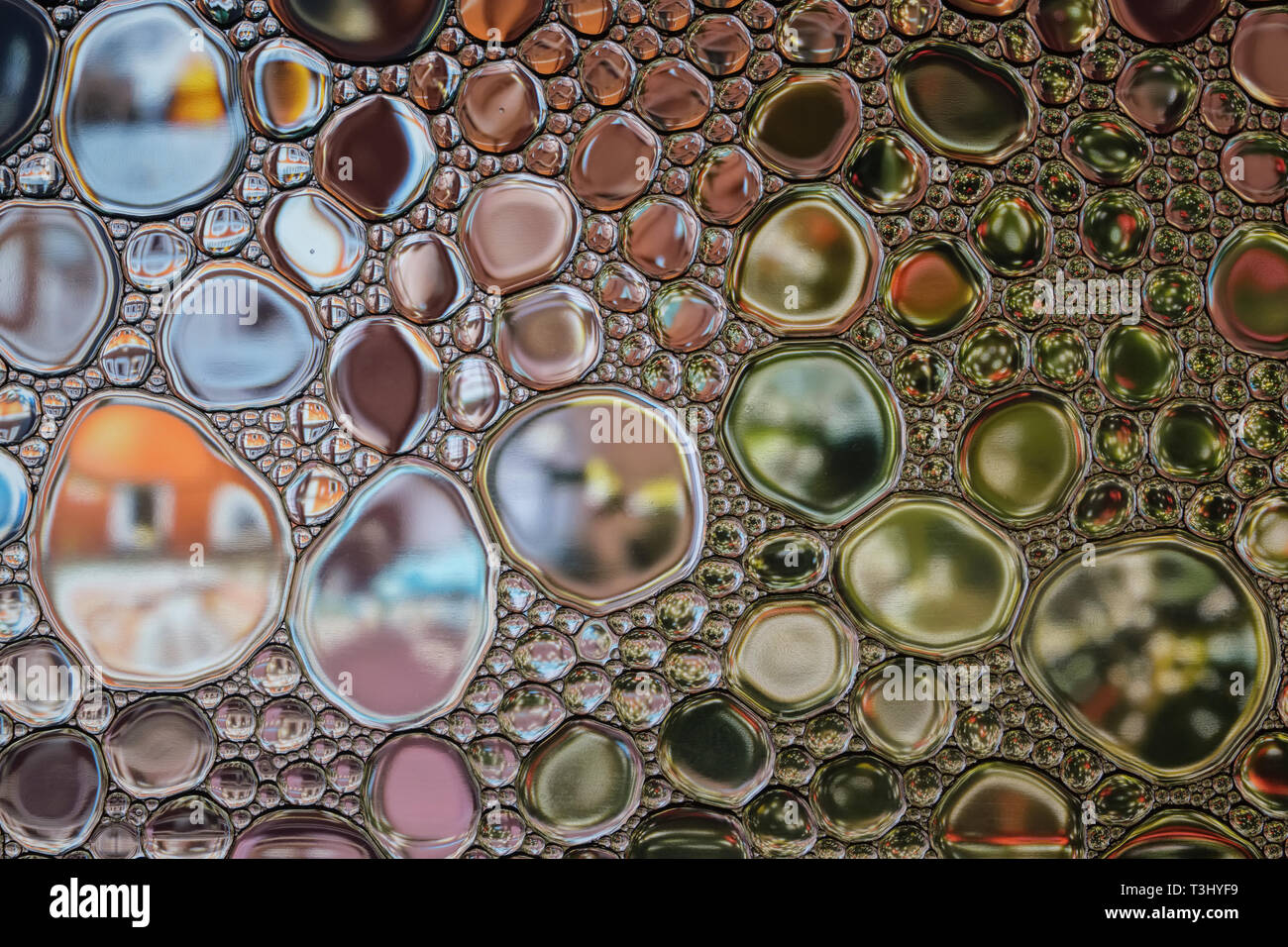 Résumé fond macro bulles. Surface en verre avec des gouttes de pluie. Banque D'Images