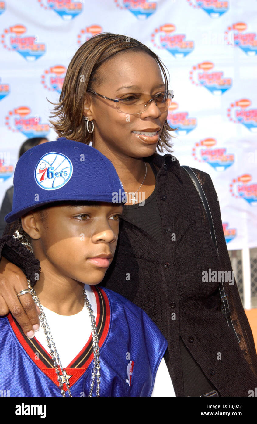 LOS ANGELES, CA. 20 avril 2002 : la chanteuse LIL' BOW WOW & mère à Nickelodeon's 15th Annual Kids Choice Awards à Santa Monica. © Paul Smith / Featureflash Banque D'Images