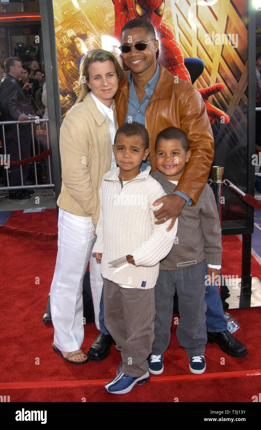 LOS ANGELES, CA. 29 avril 2002 : l'Acteur CUBA GOODING JR & family au Los Angeles première de Spider-Man. © Paul Smith / Featureflash Banque D'Images