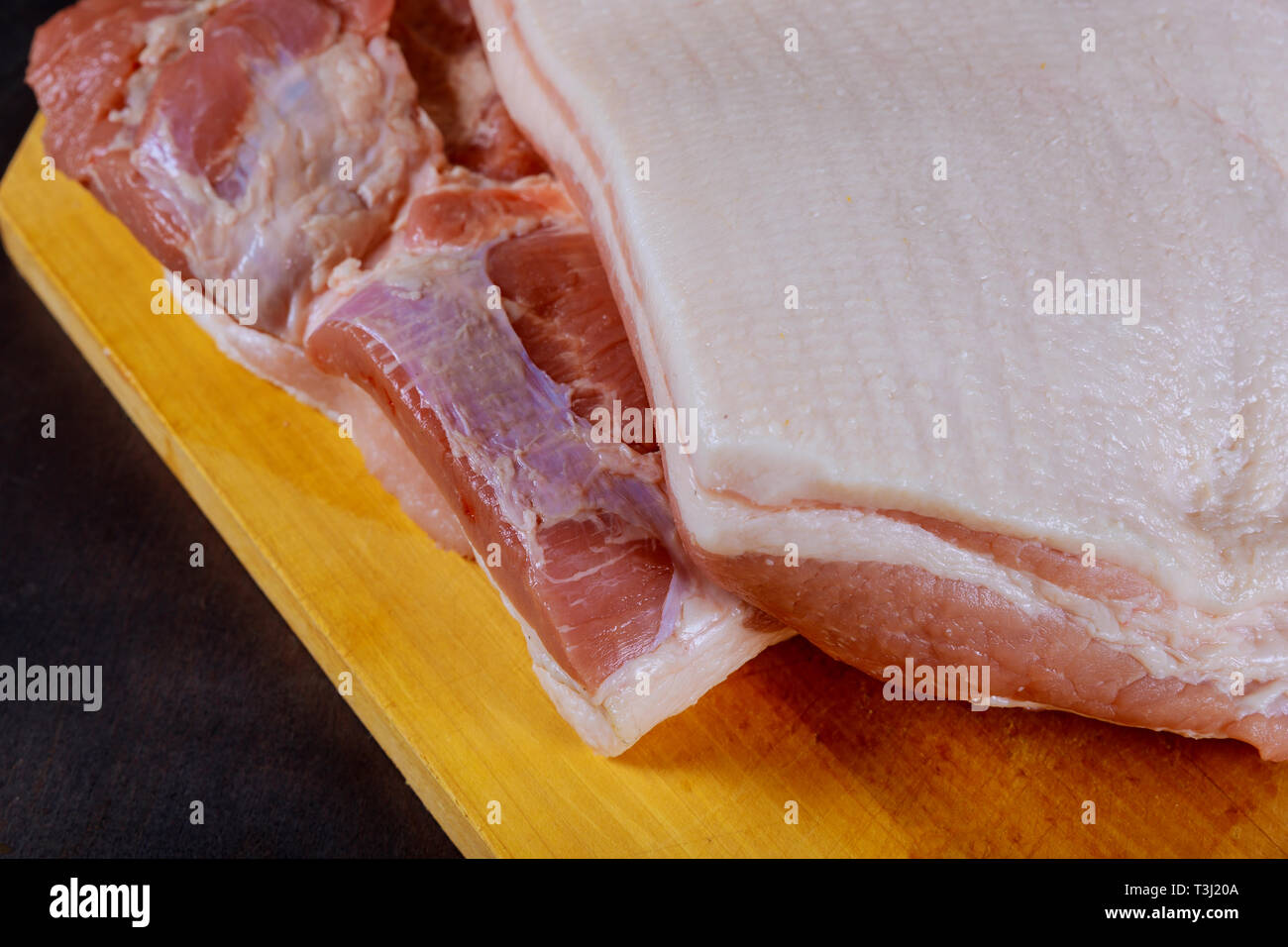 La viande de porc cru sur fond de bois Banque D'Images