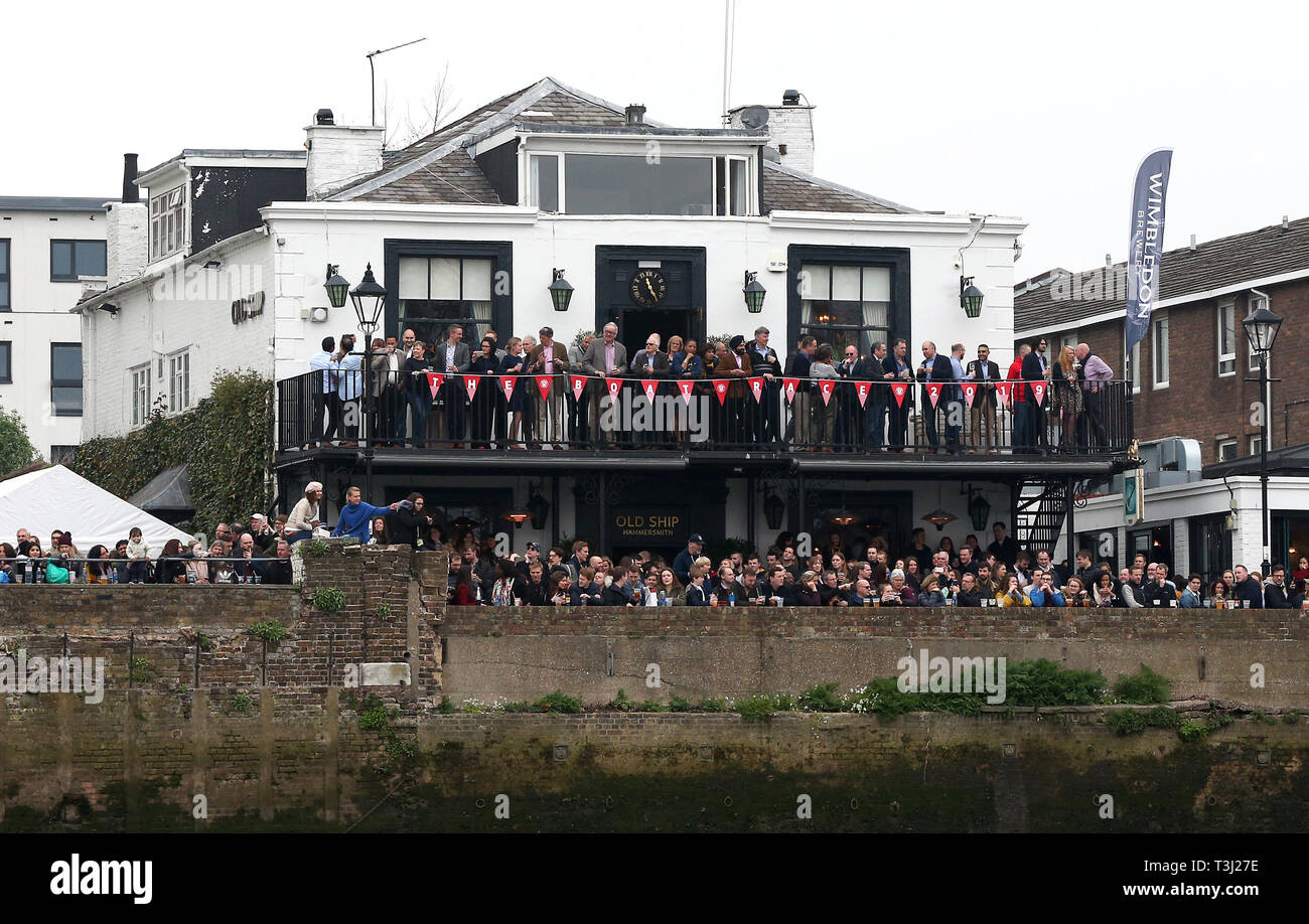 Foule à l'extérieur de l'ancien pub de navire au cours de la Women's Boat Race sur la Tamise à Londres. Banque D'Images