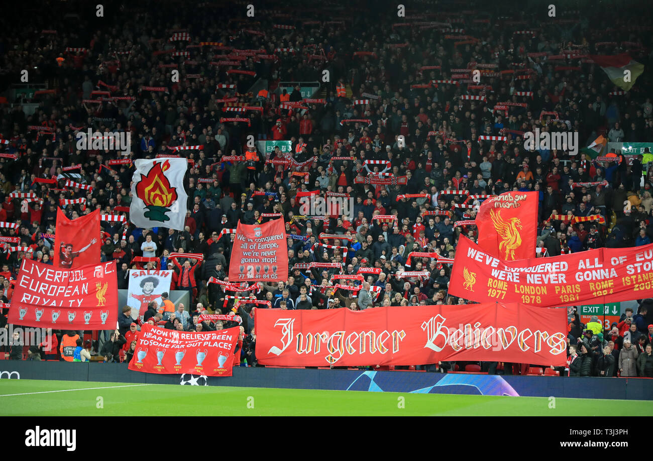 Fans dans les gradins de l'avant de l'UEFA Champions League, quart de finale premier match de jambe à Anfield, Liverpool. Banque D'Images
