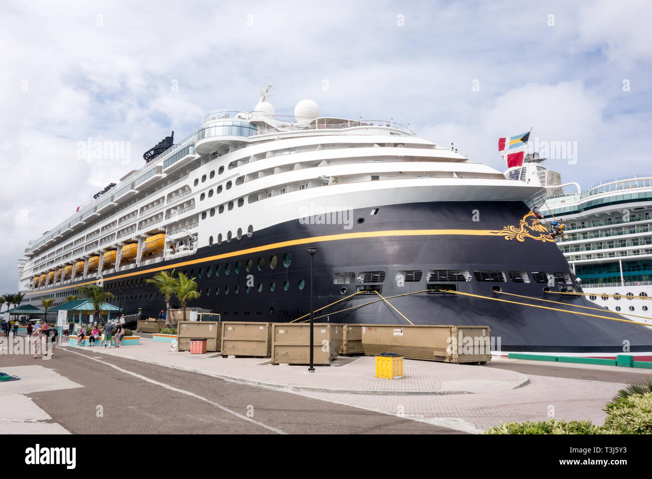 Croisière de Disney est amarré au port de croisière de Nassau Bahamas en terminal. Banque D'Images