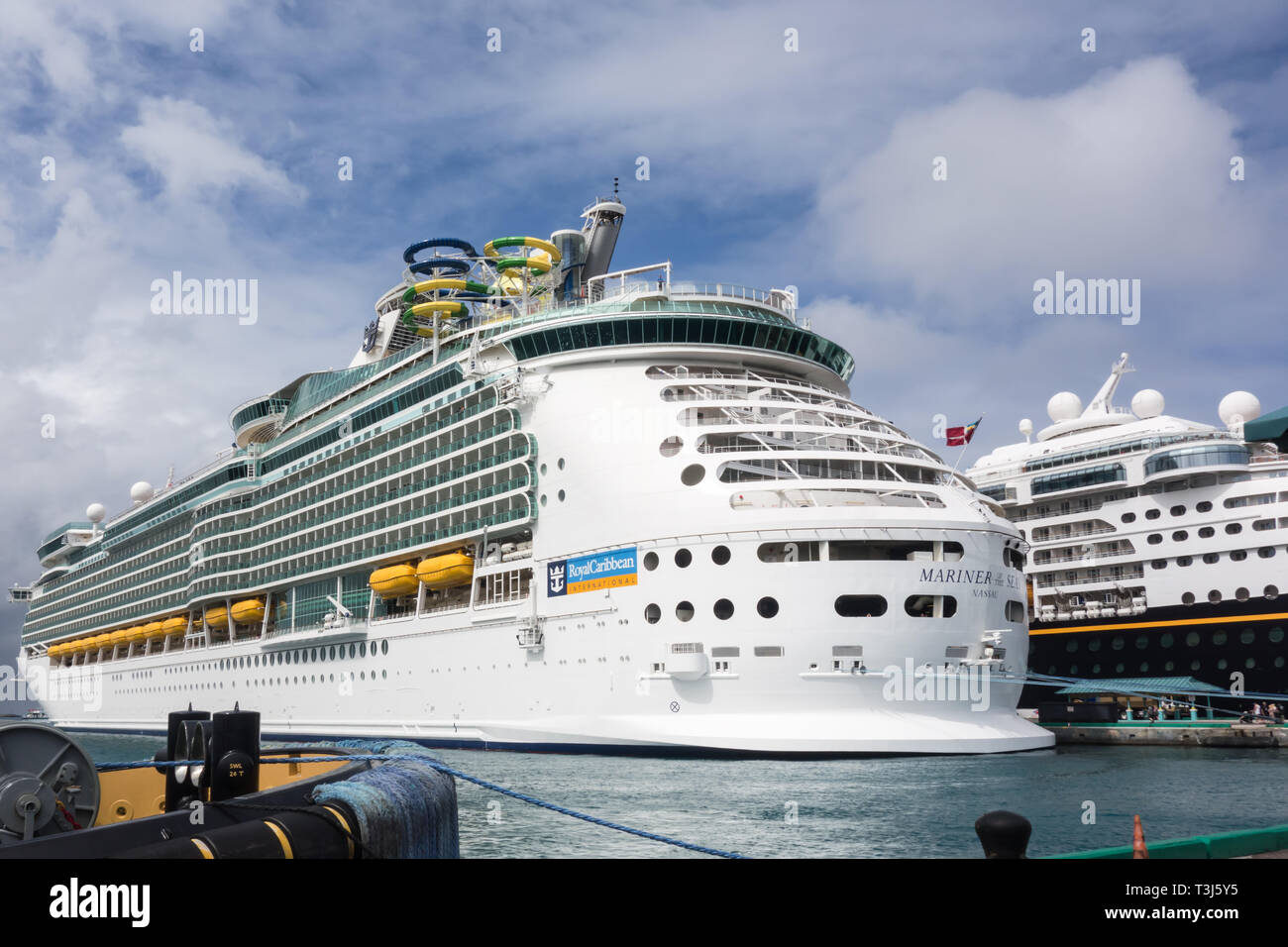 Mariner of the Seas appartenant à Royal Caribbean International est amarré au port de croisière de Nassau Bahamas en terminal. Banque D'Images