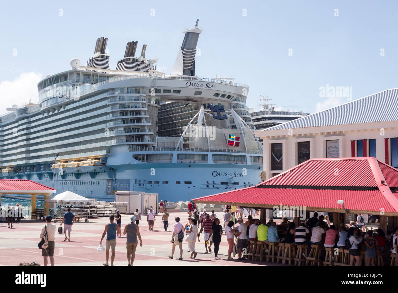 Oasis of the Seas appartenant à Royal Caribbean International est accosté à Sint Maarten Cruise Port Terminal en France. Banque D'Images