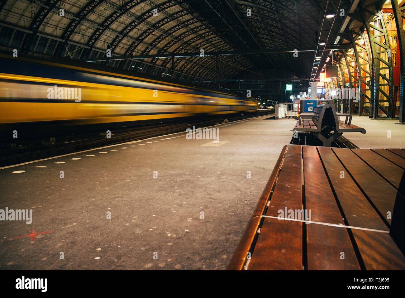 La motion floue sur haute vitesse à la gare Banque D'Images