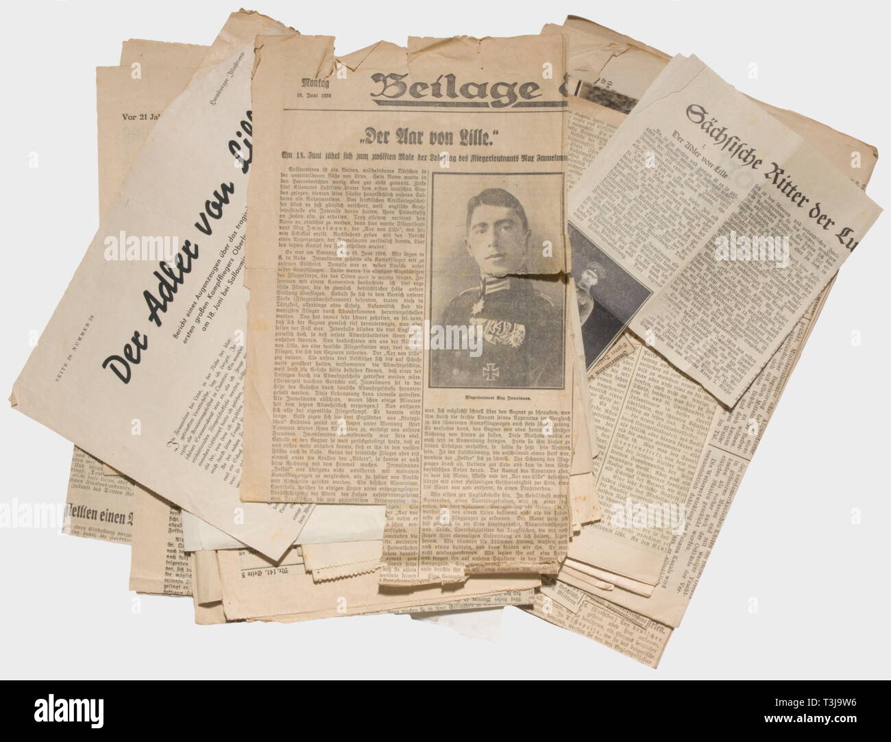 Premier Lieutenant Max Immelmann (1890 - 1916), une documentation complète sur son accident et les funérailles du héros en juin 1916 12 photos (en partie double) de son avion wreck et 17 grandes photos de l'arrivée de son cercueil de Douai à Dresde, mère et sa soeur à la gare, le cortège funèbre à Dresde, le crématoire municipal, Immelmann en chapelle ardente à l'Tolkewitz culumbarium. Aussi plusieurs coupures, partiellement la nouvelle de son accident, traitant en partie avec sa mort en général et partiellement obituaries et rapports bof, No-Exclusive Editorial-Use-Utilisation | seule Banque D'Images