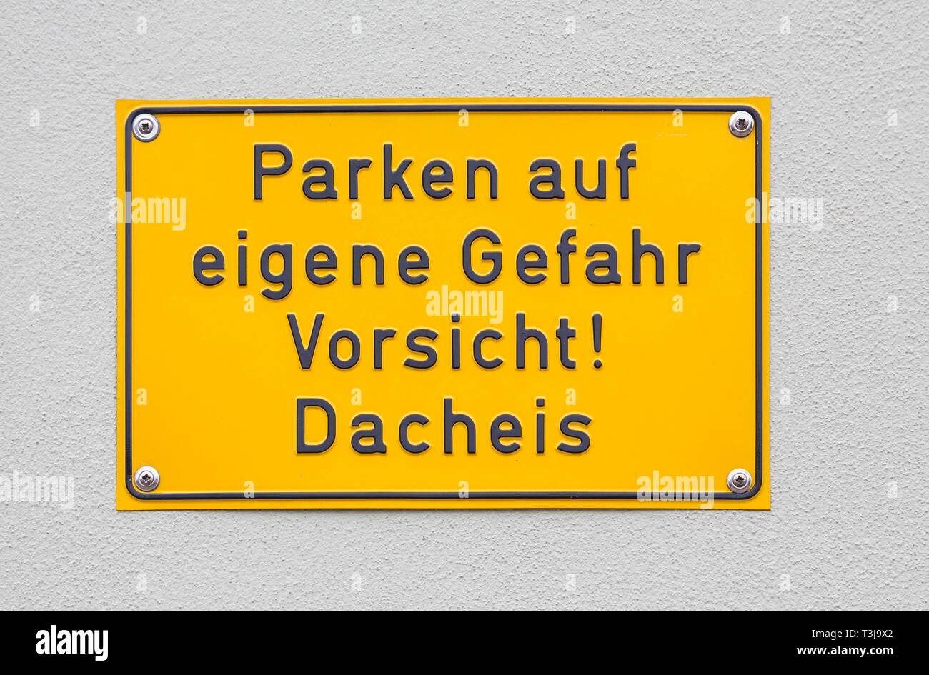 Parking gratuit à vos propres risques Attention, la glace du toit de l'Allemagne Banque D'Images