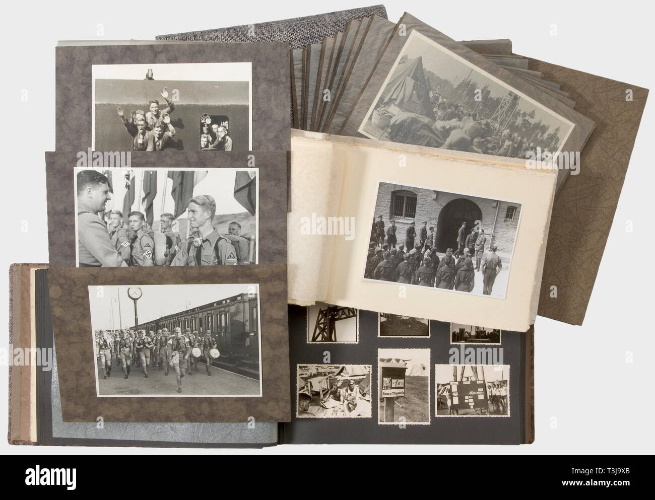 Rudolf Heß, un grand fichier de photo et de trois albums mémoire photo HJ Photo fichier avec 45 photos (13,4 x 20,8 cm) d'un grand camp de tentes de HJ, ca. 1935/36, la visite d'Adolf Hitler, Baldur von Schirach, Rudolf Heß, Joseph Goebbels et les délégués étrangers. Album photo no. 1 commémorant la visite du château à proximité de Stahleck Bacharach sur le Rhin le 12 avril 1937, 26 images, le dévouement, et la signature de l'état directeur de la HJ fédération. Album photo no. Avec 2 photos de Heß' visite de l'Association Auberge de Jeunesse du Rhin à Düsseldorf, 23 photos, le dévouement et la signature de l'ha, Editorial-Use-seulement Banque D'Images