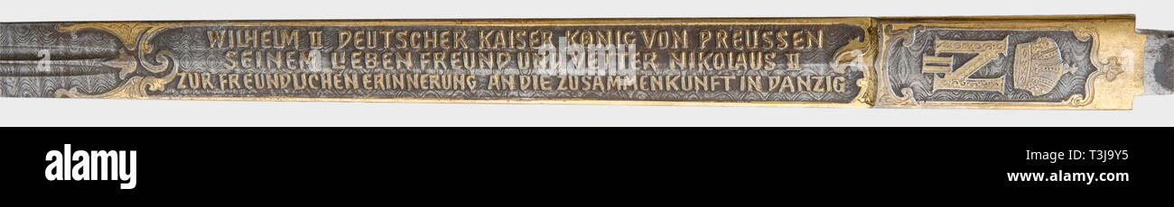 Kaiser Wilhelm II - Le Tsar Nicolas II, d'un poignard lame pour la marine, 1901 l'acier Damas avec deux Fuller dans le tiers inférieur, le dévouement, en partie doré, gravure sur avers inscrit 'Wilhelm II. Deutscher Kaiser König von Preussen seinem lieben Freund und Vetter Nikolaus II. zur Erinnerung an die Zusammenkunft mes meilleures à Danzig' (Guillaume II Roi de Prusse Kaiser allemand à son cher ami et cousin Nicolas II en souvenir amical de la réunion Danzig), sur le ricasso couronné le cipher 'N II'. Au verso la mention 'Danzig-Clearance-Info Additional-Rights Rhede,-Not-Available Banque D'Images