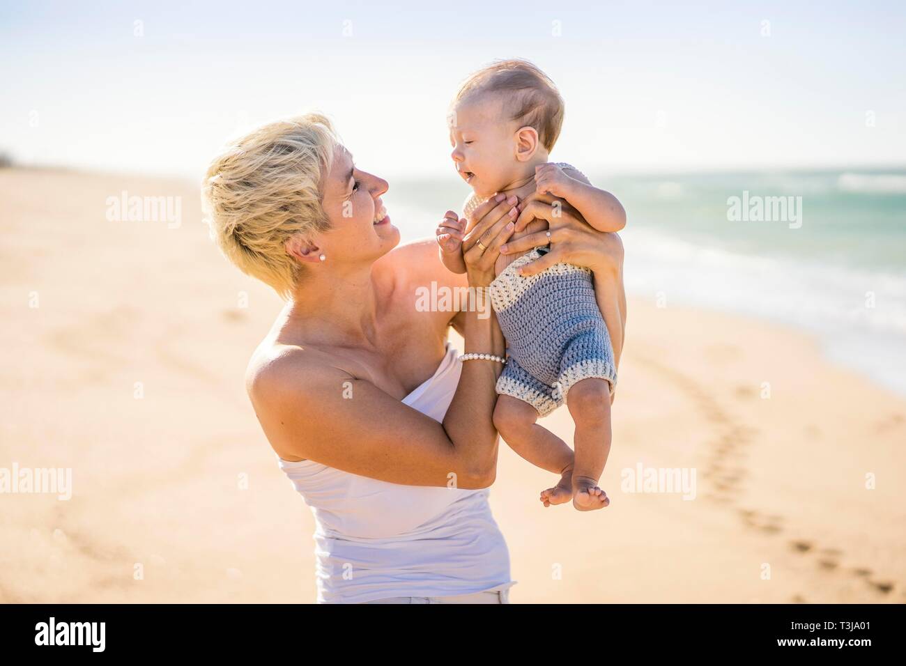 Belle Mere Blonde Jouant Avec 4 Mois Bebe Garcon Sur La Plage Portugal Photo Stock Alamy