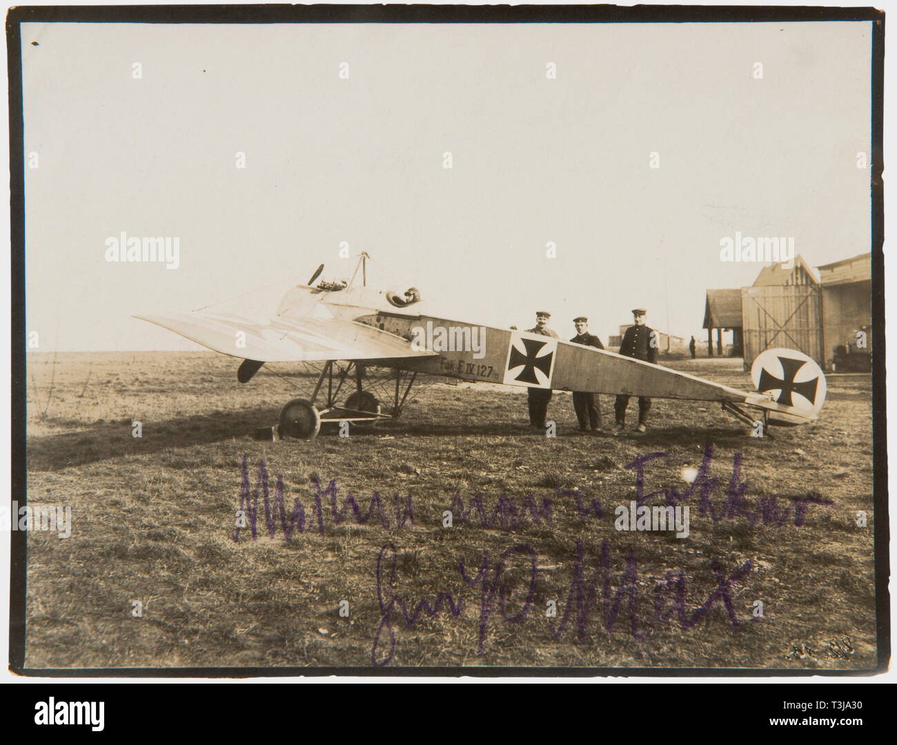 Premier Lieutenant Max Immelmann (1890 - 1916), une photo signée de son Fokker E IV 127/15, le Fokker avec sa double MG sur une case en face d'un hangar avec Immelmann dans le cockpit (8,8 x 11,4 cm). Sur le bord inférieur en violet crayon indélébile "mon nouveau Fokker - salutations, Max'. Au dos au crayon 'Immelmann dans son (2e), Fokker 160 h.p., dans lequel il avait son accident mortel le 18 juin.' Le Fokker F IV a été élaboré en 1915, mais n'est entrée en usage à l'avant en avril 1916, le retard est dû à une défaillance de la MG de la synchronisation. Cependant Immelmann, Additional-Rights Clearance-Info-di-Not-Available Banque D'Images