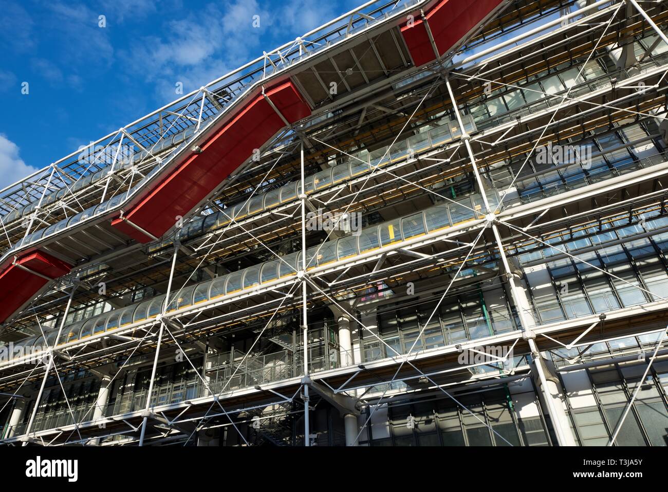 Paris, France - le 21 août 2014 : vue extérieure de la célèbre Centre Pompidou. Ce musée est dédié à l'exposition d'art moderne. Banque D'Images