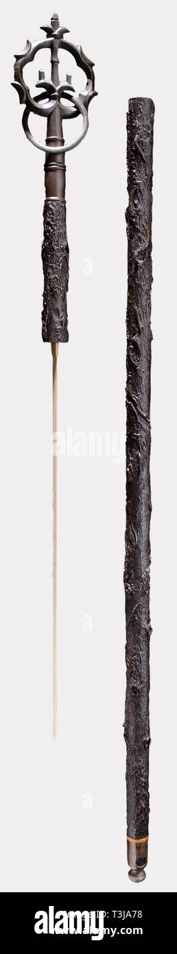Une bo (un des membres du personnel), le Japon, l'ère Muromachi balades typiques avec du personnel et un fleuron bronze finement travaillé pour montage inséré une épée. Légèrement endommagé l'arbre en bois en deux pièces de couleur noir, avec trois dimensions. Hochet en laiton avec un embout (de deux anneaux en bronze conservé), exprimés en une seule pièce. Dans l'arbre en bois une lame de remplacement (tsunagi), longueur 179 cm. Lame épée correspondante dans un shirasaya, shinogi-zukuri, chu-kissaki, pas de Zori. Hamon Suguha se terminant dans le tiers supérieur, donc pas d'boshi reconnaissable. Additional-Rights Clearance-Info Ita,--Not-Available Banque D'Images