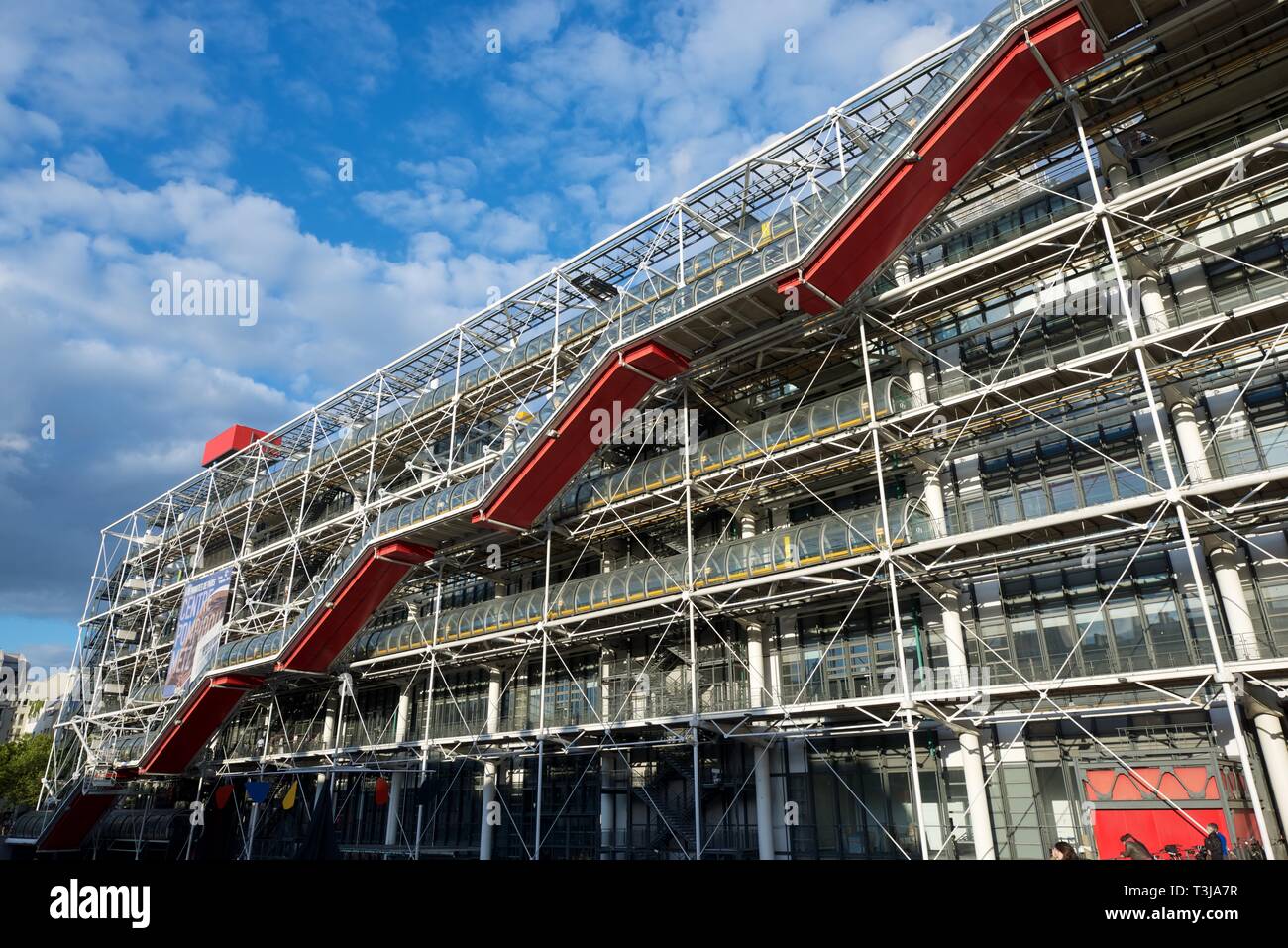 Paris, France - le 21 août 2014 : vue extérieure de la célèbre Centre Pompidou. Ce musée est dédié à l'exposition d'art moderne. Banque D'Images