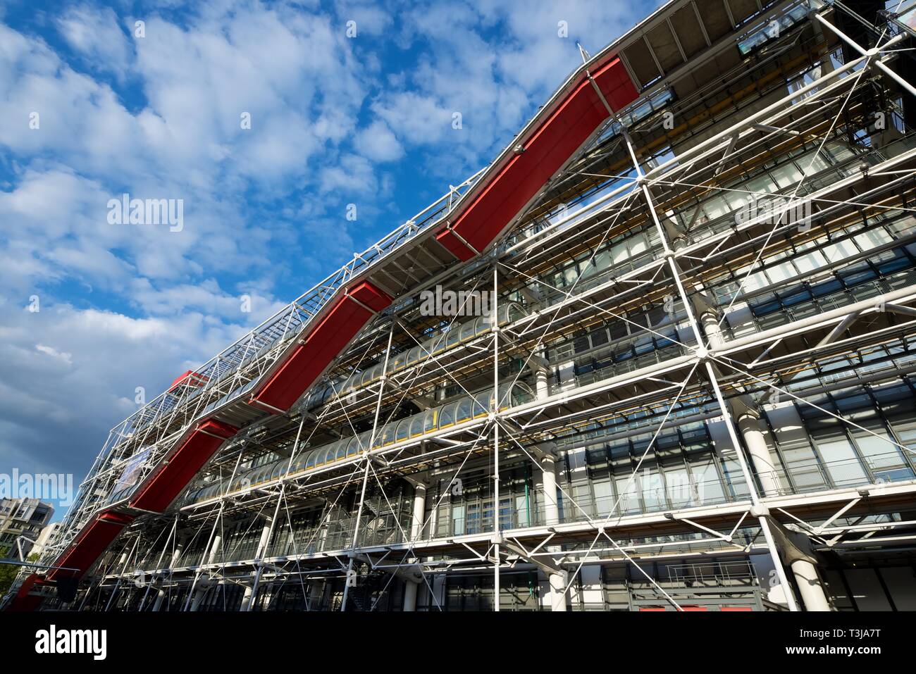 Paris, France - le 21 août 2014 : vue extérieure de la célèbre Centre Pompidou. Ce musée est dédié à l'exposition d'art moderne. Banque D'Images
