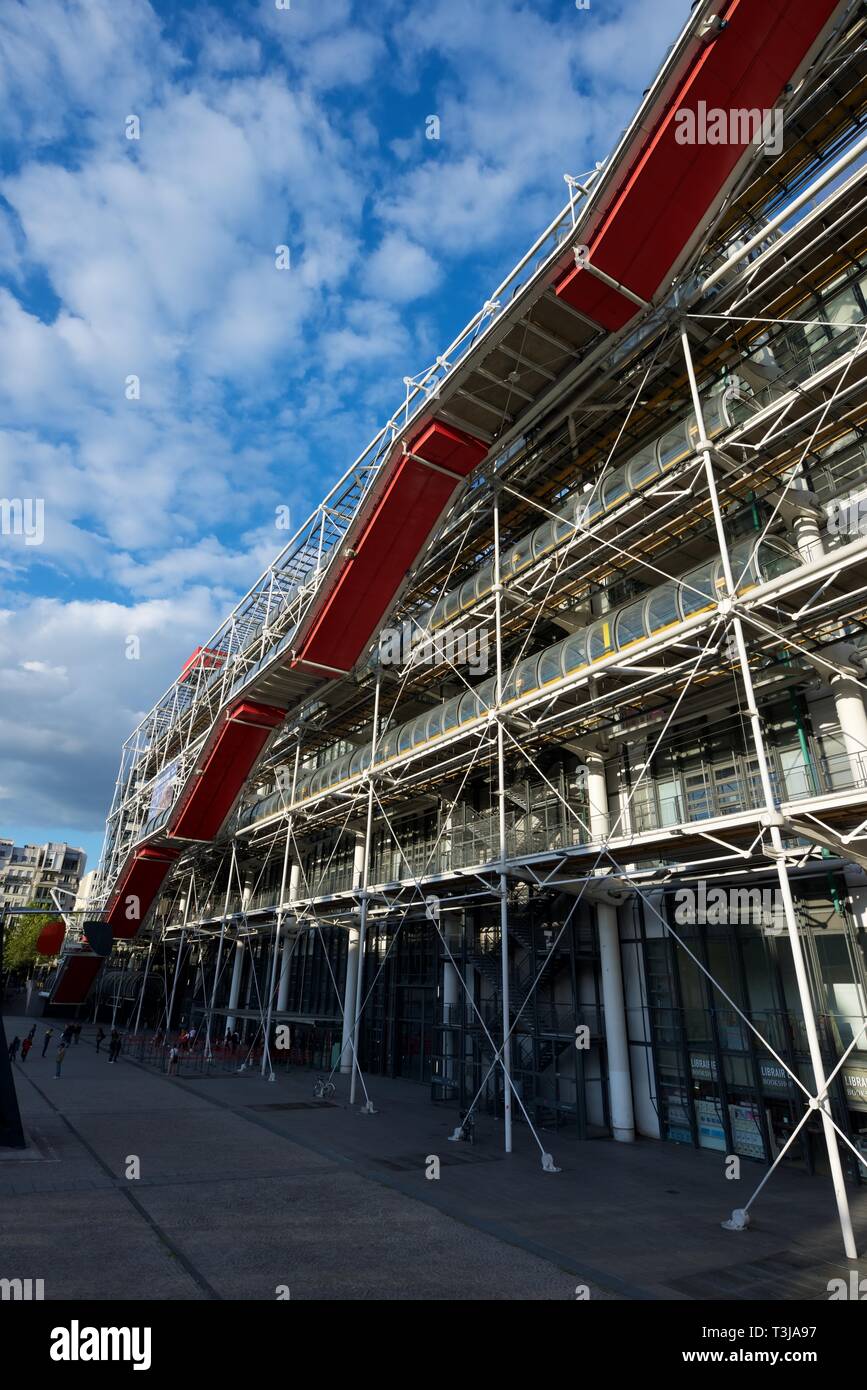 Paris, France - le 21 août 2014 : vue extérieure de la célèbre Centre Pompidou. Ce musée est dédié à l'exposition d'art moderne. Banque D'Images