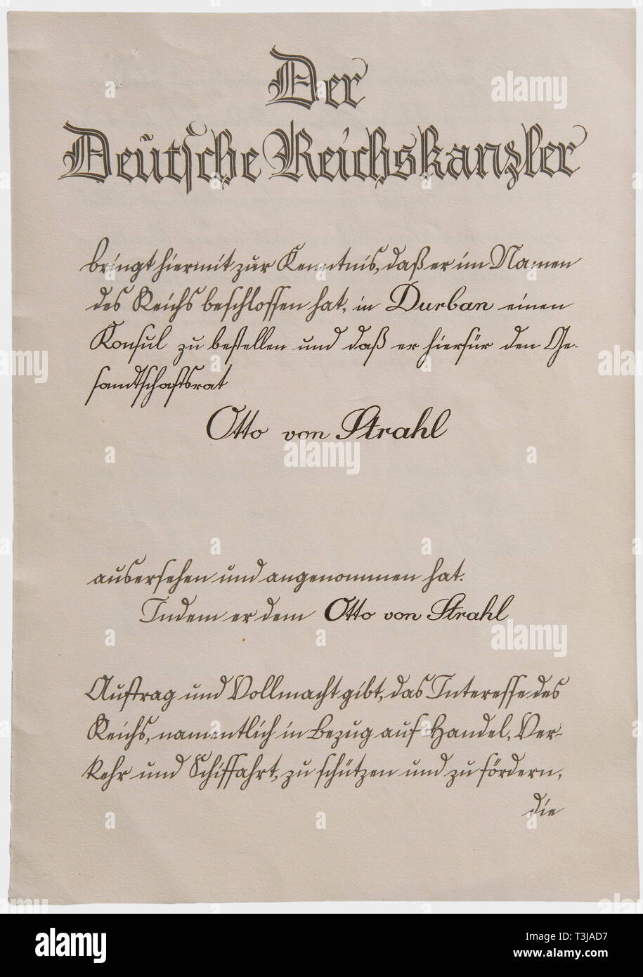 Un certificat d'Otto von Strahl, Consul de l'Empire allemand à Durban un certificat de quatre pages avec un grand aigle national estampillé, signé 'Adolf Hitler' et 'Frhr. Le baron Von Neurath' à l'encre. Berlin 26 novembre 1935. Intéressant, début de certificat. Konstantin von Neurath, Ministre allemand des affaires étrangères de 1932 à 1938. Durban, province du Natal, la partie de la Colonie du Cap, est aujourd'hui la deuxième plus grande ville d'Afrique du Sud., historique, historique Années 1930, 20e siècle, de la diplomatie, de l'organisation, l'organisation, organisations internationales, organisations, Diplom, No-Exclusive Editorial-Use-Utilisation | seule Banque D'Images