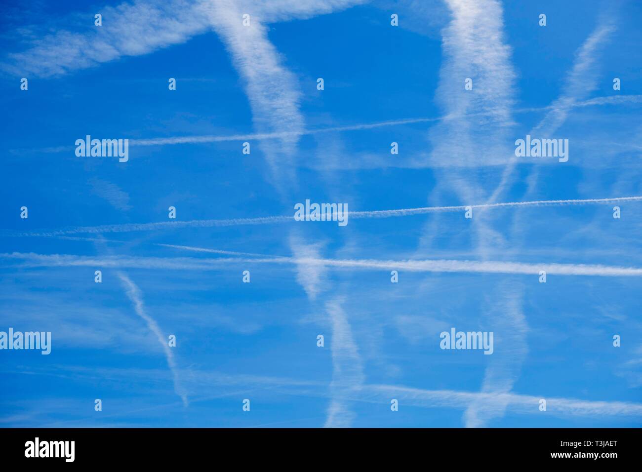 Traînées d'avions dans le ciel, Bavière, Allemagne Banque D'Images