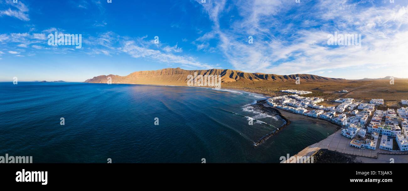 Risco de Famara, Caleta de Famara, à gauche l'île de La Graciosa, drone abattu, Lanzarote, îles Canaries, Espagne Banque D'Images