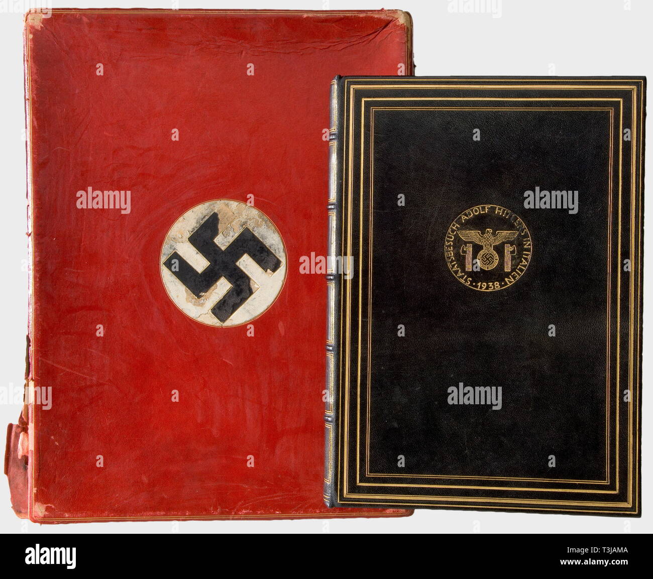 Adolf Hitler, Adolf Hitler dans le cadre de sa visite officielle en Italie, 1938 présentation magnifique volume avec les signatures de tous les membres de groupes locaux (334), Rome (184), Turin (82), Gênes (65), Merano (61), Naples (88), Venise (42), Marseille (28), Florence (40), etc. tous ensemble 1169 signatures sur parchemin. Un dévouement calligraphique sur la page de garde de la région de chefs de groupe, des envoyés diplomatiques en Italie, et le SS-Brigadeführer Erwin Ettel avec une signature 'Ettel' dans sa propre main. Reliure en cuir bleu foncé gravé dans l'or. Dans un cuir rouge bordée de velours (cas présentation Editorial-Use somew, seule Banque D'Images