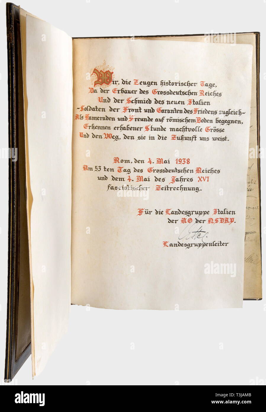 Adolf Hitler, Adolf Hitler dans le cadre de sa visite officielle en Italie, 1938 présentation magnifique volume avec les signatures de tous les membres de groupes locaux (334), Rome (184), Turin (82), Gênes (65), Merano (61), Naples (88), Venise (42), Marseille (28), Florence (40), etc. tous ensemble 1169 signatures sur parchemin. Un dévouement calligraphique sur la page de garde de la région de chefs de groupe, des envoyés diplomatiques en Italie, et le SS-Brigadeführer Erwin Ettel avec une signature 'Ettel' dans sa propre main. Reliure en cuir bleu foncé gravé dans l'or. Dans un cuir rouge bordée de velours (cas présentation Editorial-Use somew, seule Banque D'Images