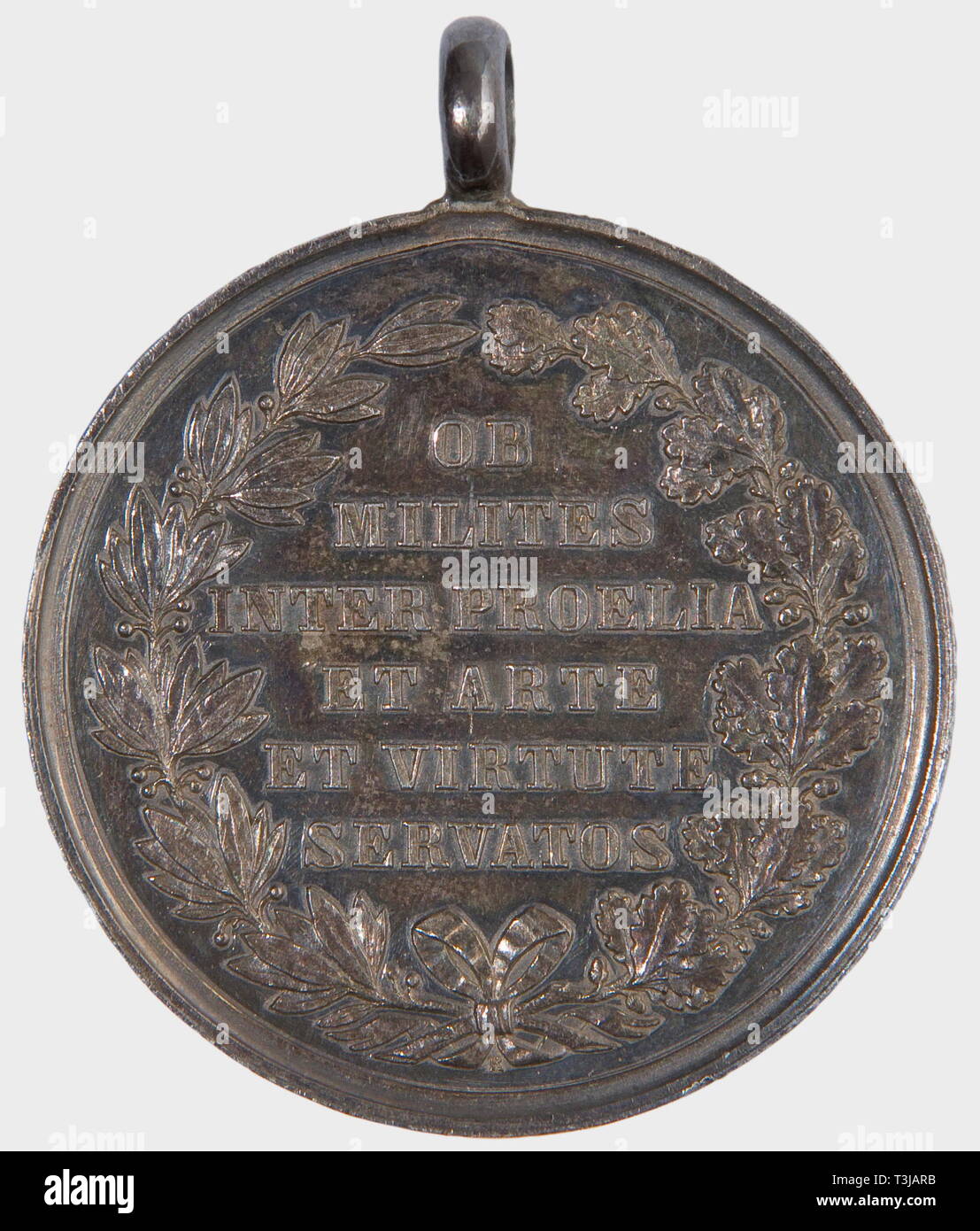 Une médaille d'argent d'honneur du Service de santé militaire, modèle final, la Bavière 1871 - 1914 argent avec oeillet massive, médaillé d'avers's mark 'Losch F.' sur la section du bras, marche arrière type plus récent médaillé d'inscription et mark 'R' sous la couronne de proue. Poids 27,5 g. Diamètre 40,5 mm. Dans une vieille boîte de papier endommagé, avec de l'encre inscription 'Für Generalarzt M. Mayrhofer...' (OEK) 498. De plus grande rareté - seulement 40 attribué. historique, historique, 1910, 20e siècle, médaille, décoration, Médailles, décorations, d'un insigne d'honneur, d'un insigne d'honneur, les insignes d'honneur, Additional-Rights Clearance-Info-badg,-Not-Available Banque D'Images
